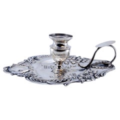 Pala festoneada, en forma de concha y con motivos florales en relieve Pala festoneada, en forma de concha y con motivos florales en relieve