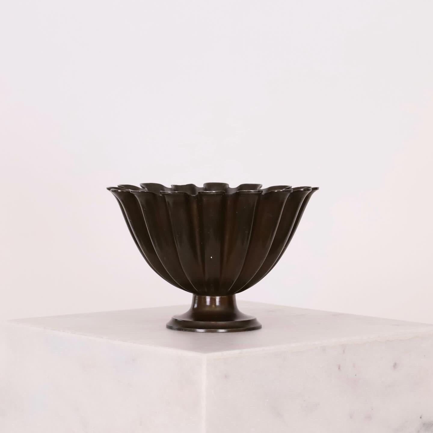 A scalloped pedestal discometal bowl made by Just Andersen 100 years ago. A capturing piece with years of history.

* A round scalloped bowl on foot made in disco metal
* Designer: Just Andersen
* Model: D137
* Year: 1926-1929
* Condition: Good