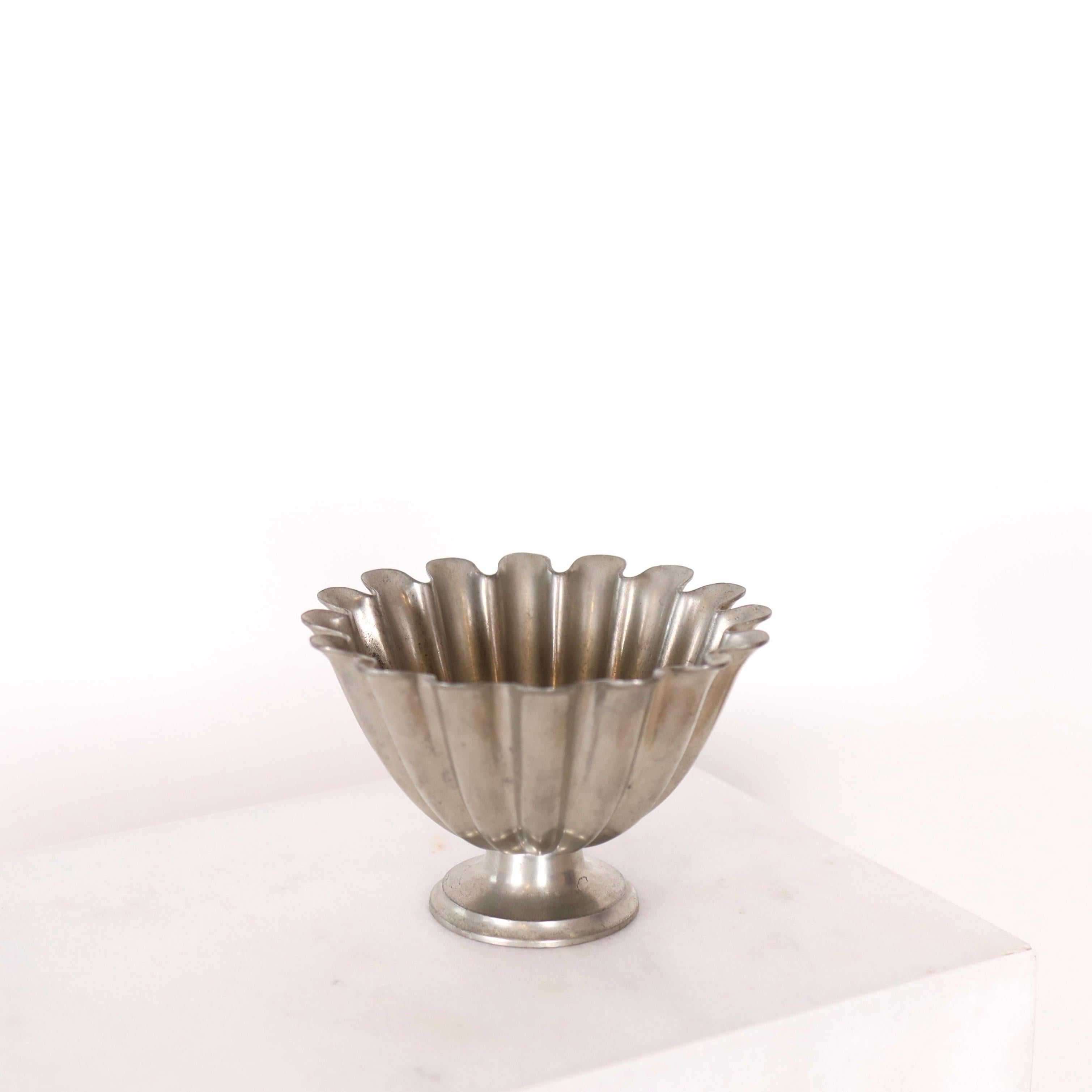 Scalloped pedestal pewter bowl by Just Andersen 1920s, Denmark In Good Condition In Værløse, DK