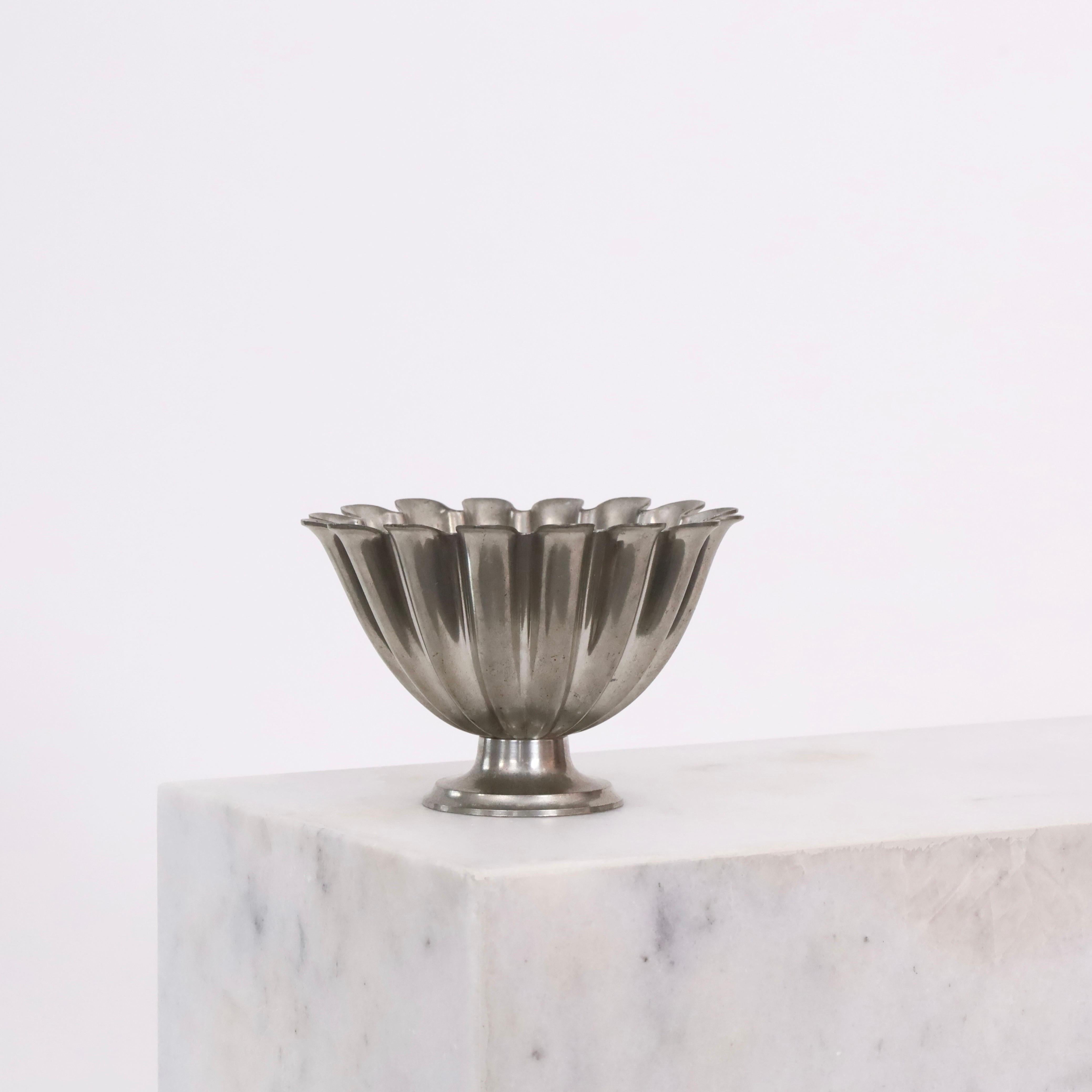 Scalloped pedestal pewter bowl by Just Andersen 1920s, Denmark In Fair Condition For Sale In Værløse, DK