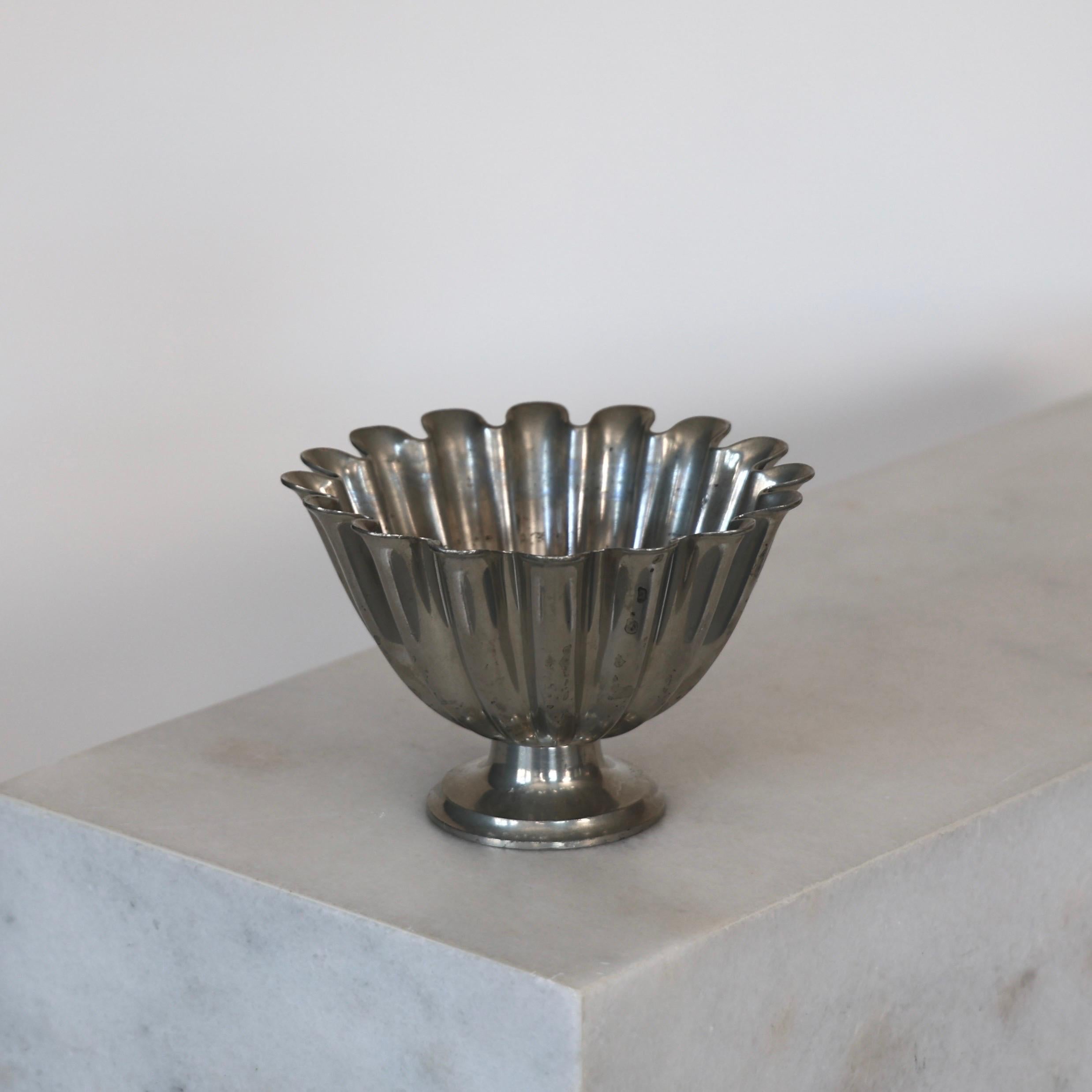 Scalloped Pedestal Pewter Bowl by Just Andersen, 1920s, Denmark In Fair Condition For Sale In Værløse, DK