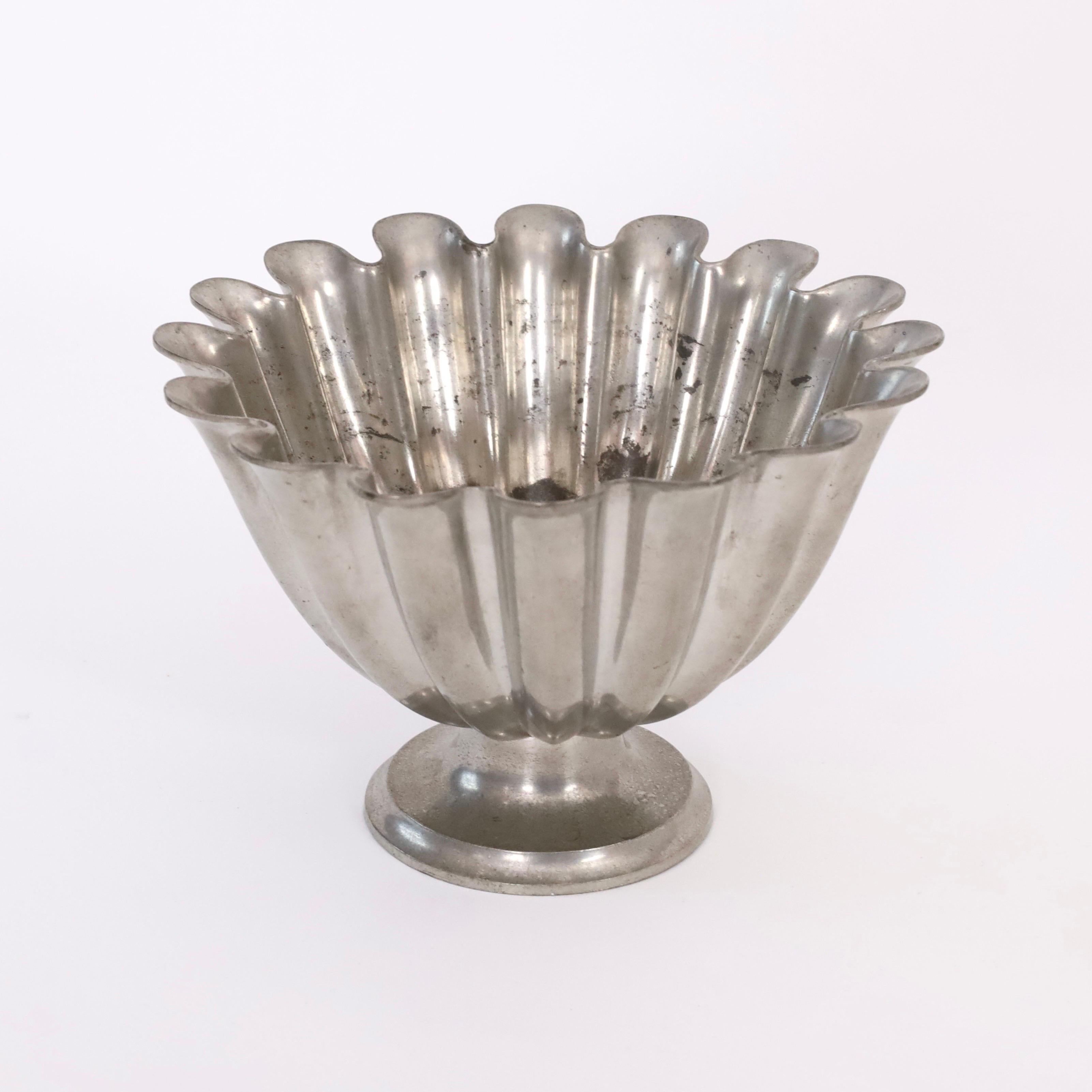 Scalloped pedestal pewter bowl by Just Andersen 1920s, Denmark For Sale 2