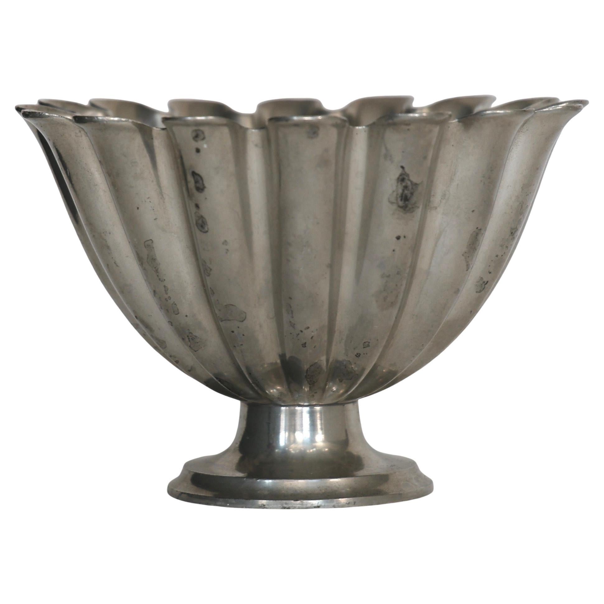 Schale aus Zinn mit Wellenschliff auf Sockel von Just Andersen, 1920er Jahre, Dänemark