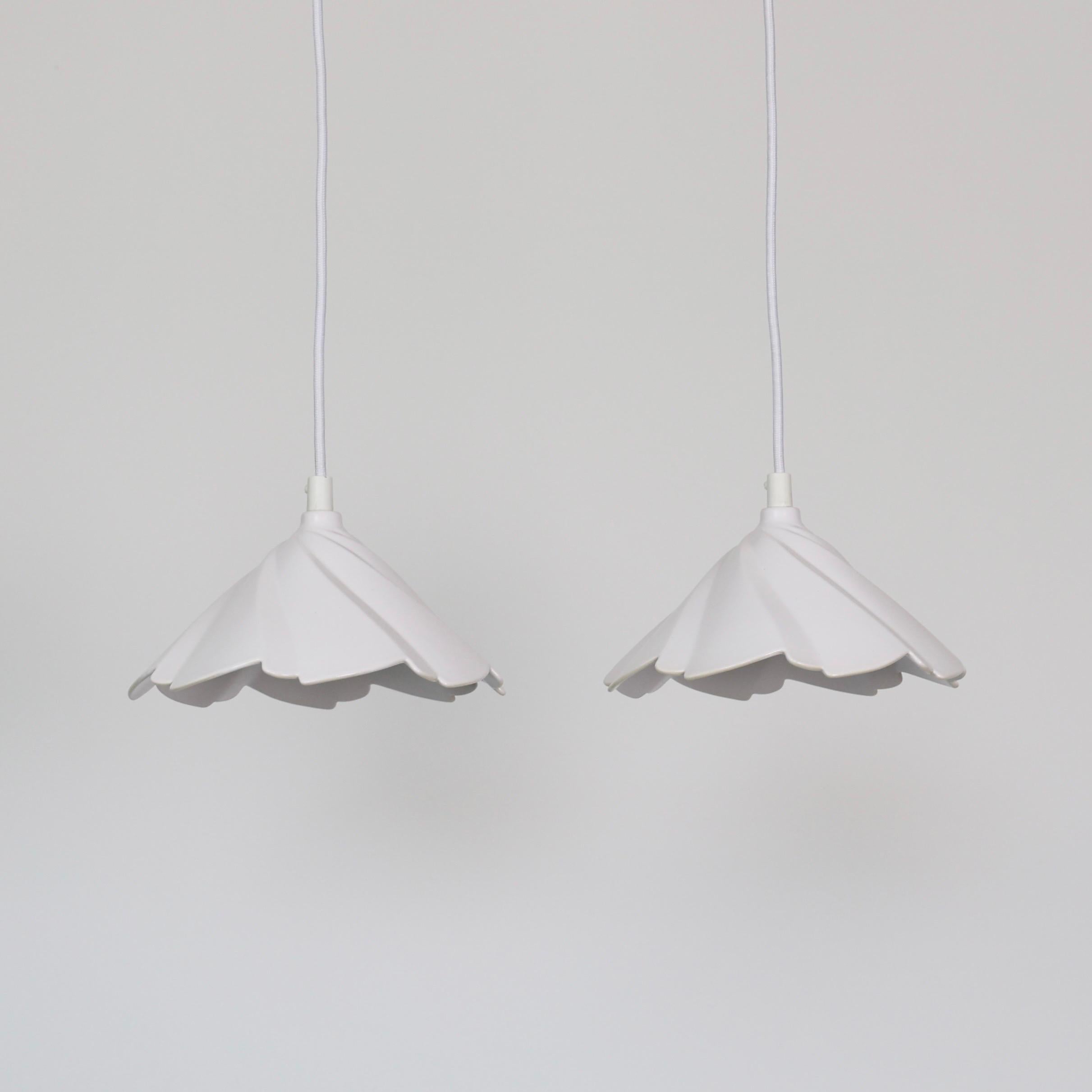 Ensemble d'élégantes lampes suspendues en porcelaine blanche festonnée par Soeholm Stentoej. 

* Ensemble (2) de lampes suspendues en porcelaine blanche festonnée 
* Producteur : Søholm Stentøj, Danemark
* Année de conception : 1970s
* Condition :