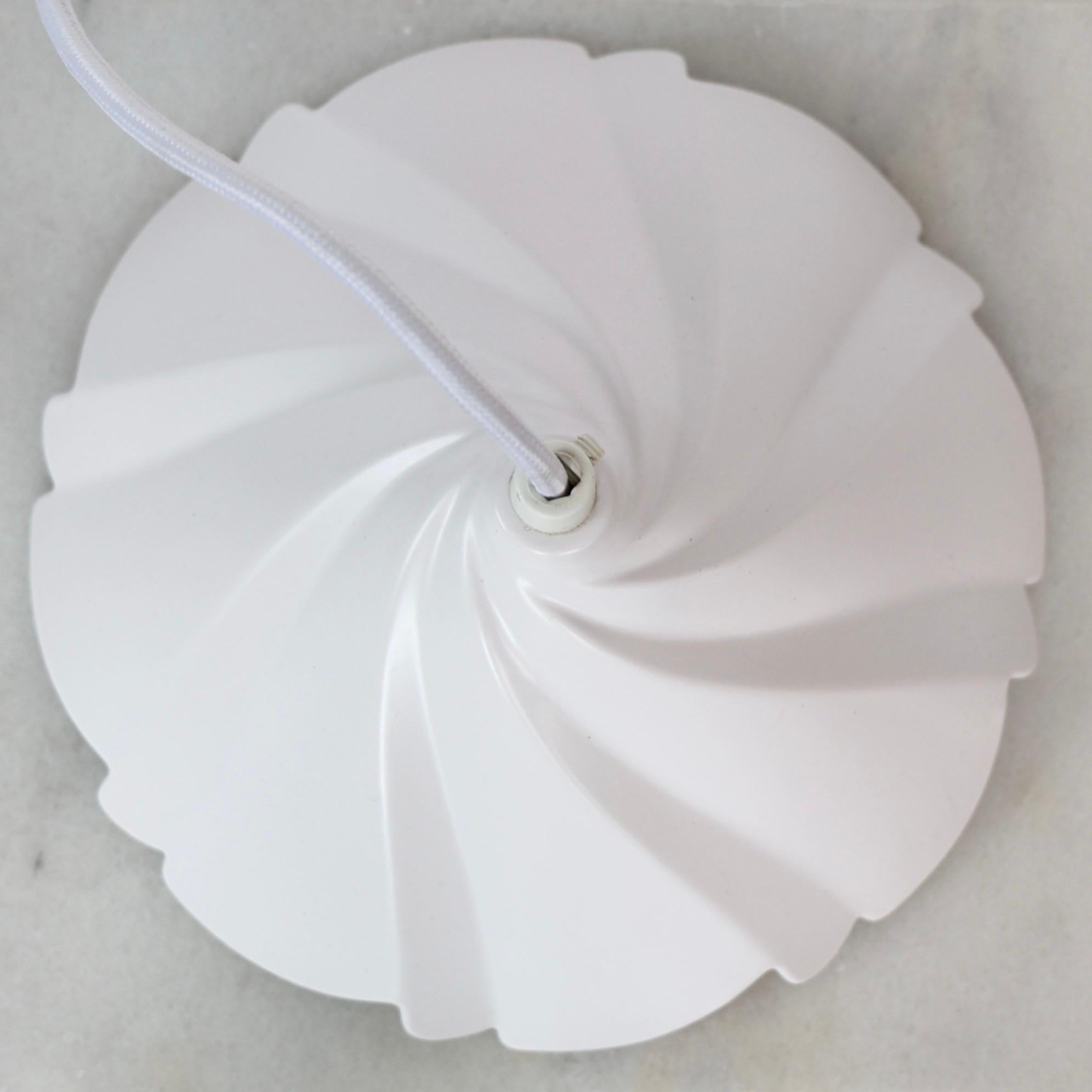 Porcelaine Lampes suspendues en porcelaine festonnée par Søholm, Danemark en vente
