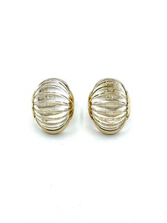 Ohrclips aus 14 Karat Gelbgold mit Bergkristall-Quarz in Wellenschliff