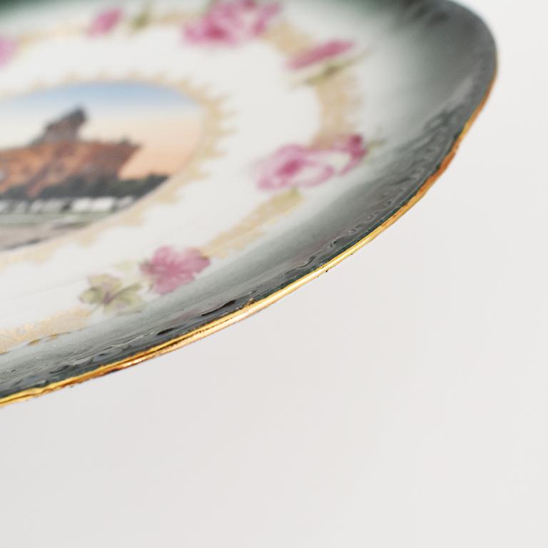 20ième siècle Assiette décorative ronde festonnée Souvenir en émeraude de Kingfisher Oklahoma en vente