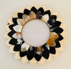 Runder Bilderrahmen mit Wellenschliff aus weißem und braunem Horn-Knochen-Intarsien