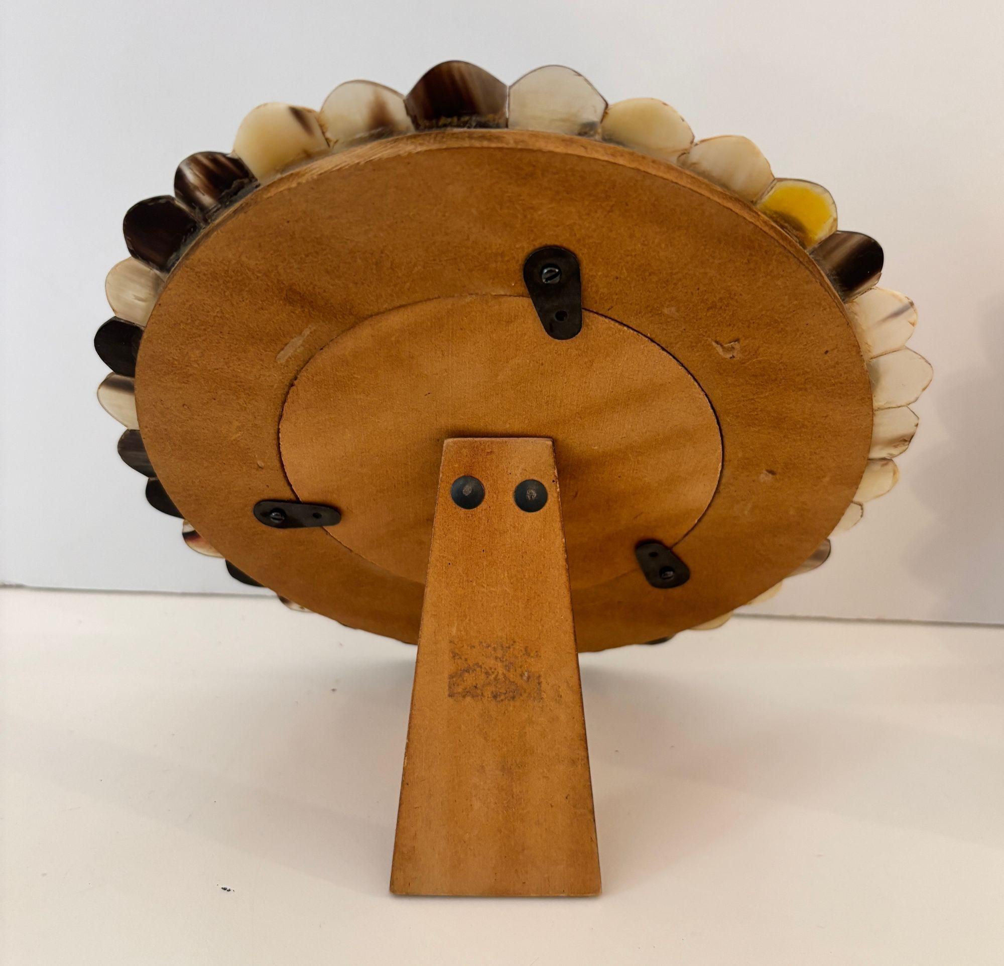 Scalloped Round Picture Frame in White and Brown Horn Bone Inlaid In Good Condition For Sale In North Hollywood, CA