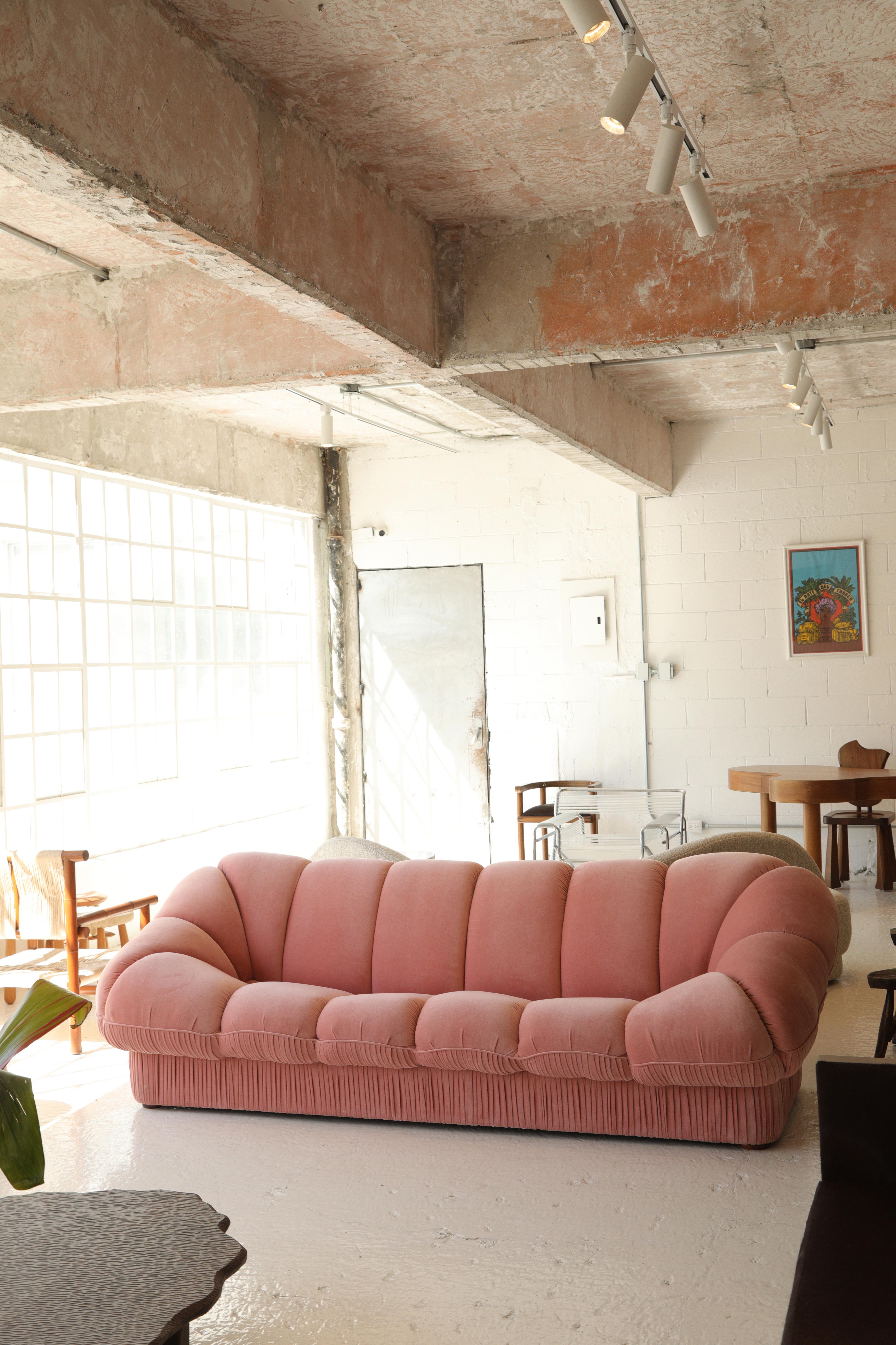 Scalloped Sofa in pleated velvet In New Condition For Sale In Ciudad de México, MX