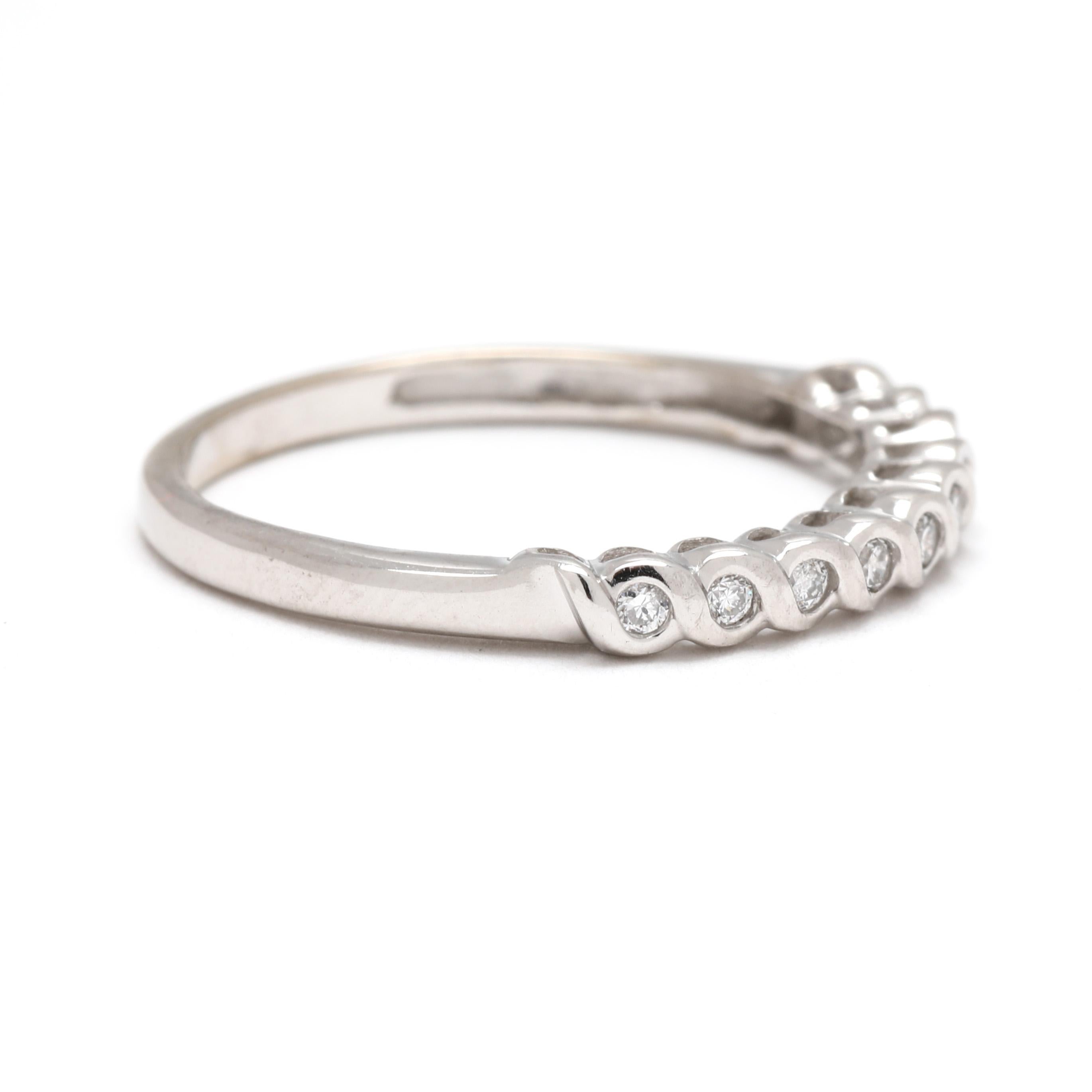 Pierres :
diamant,10
taille ronde brillante
1.3 mm
environ .10 carats au total
HI color/ I1-2

Taille de l'anneau 5.25

Largeur : 2.4 mm

Poids : .9 dwts. / 1,3 grammes

Timbres : 10k (testé)

Quelques éléments à noter :
* Il s'agit d'un article
