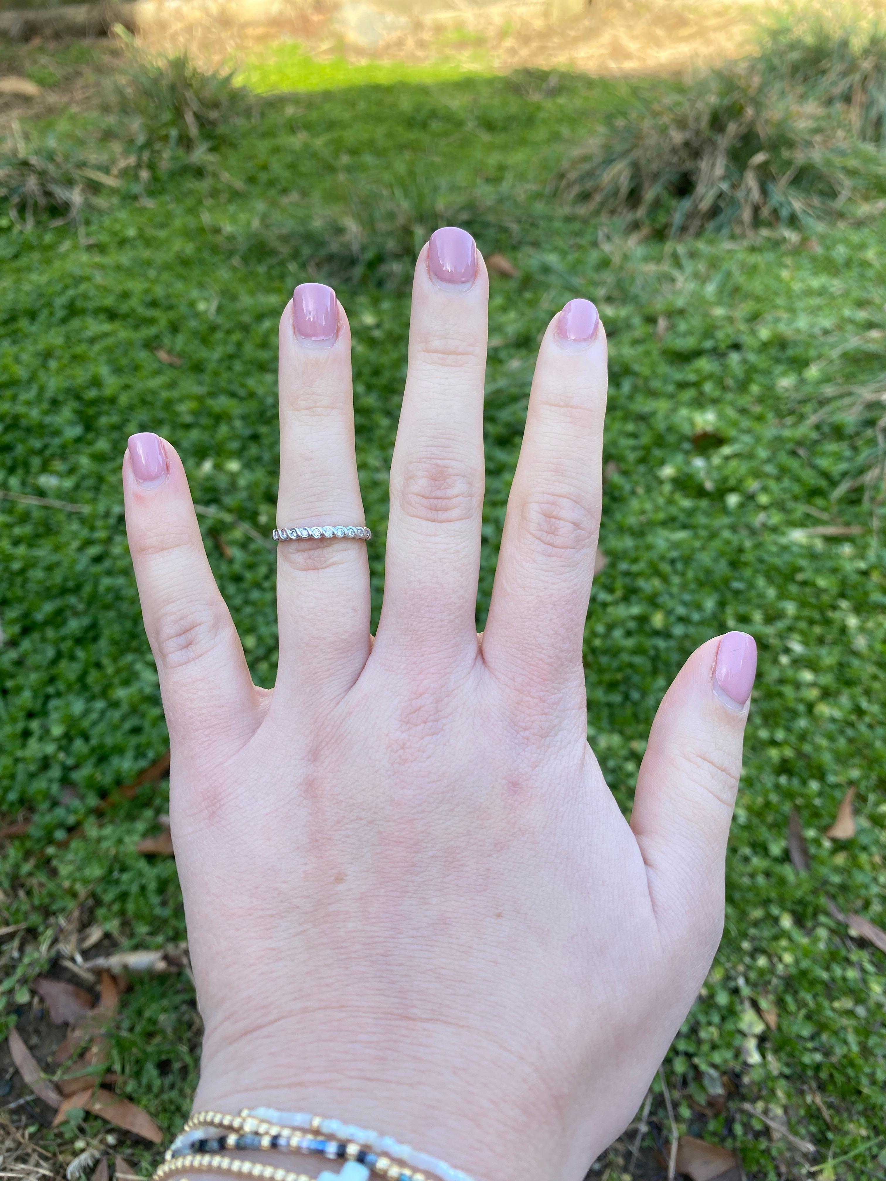 Bague jonc festonnée, en or blanc 10 carats, taille 5,25, empilable Bon état - En vente à McLeansville, NC