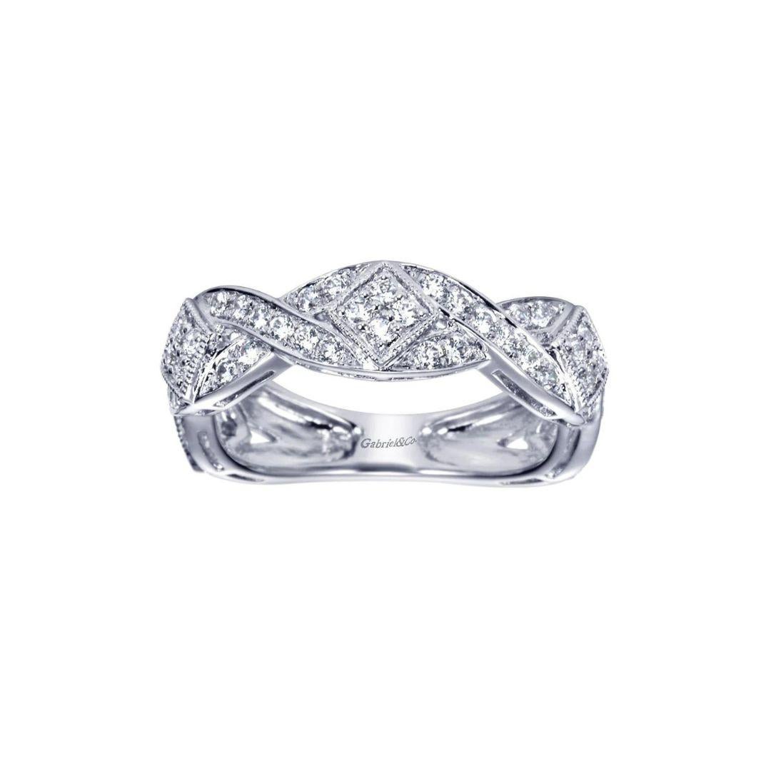 Filigraner, mit Diamanten besetzter Ring mit einer Mischung aus geometrischen und traditionellen Motiven, entworfen von dem New Yorker Brautdesigner Gabriel Co. Band enthält 0.45 ctw von feinen weißen runden Diamanten, H Farbe, SI Klarheit. Das Band