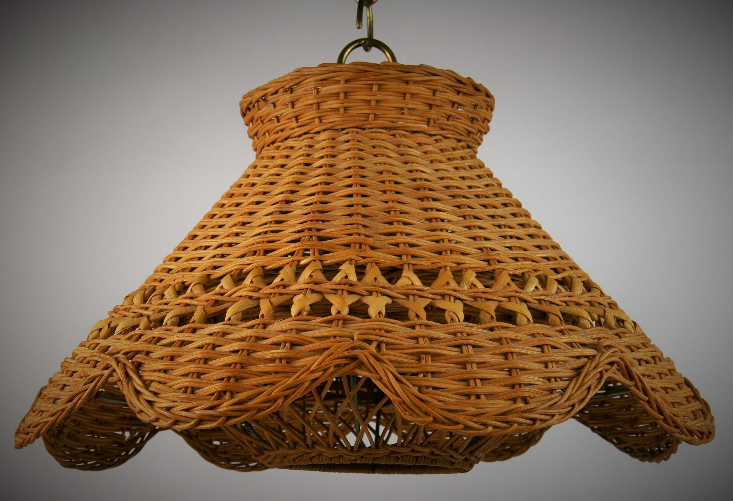 3-424 Scalloped wicker pendant light with internal wicker baffle 
Takes one Edison based bulb 100 watt max
Rewired
Supplied with chain and canopy.
