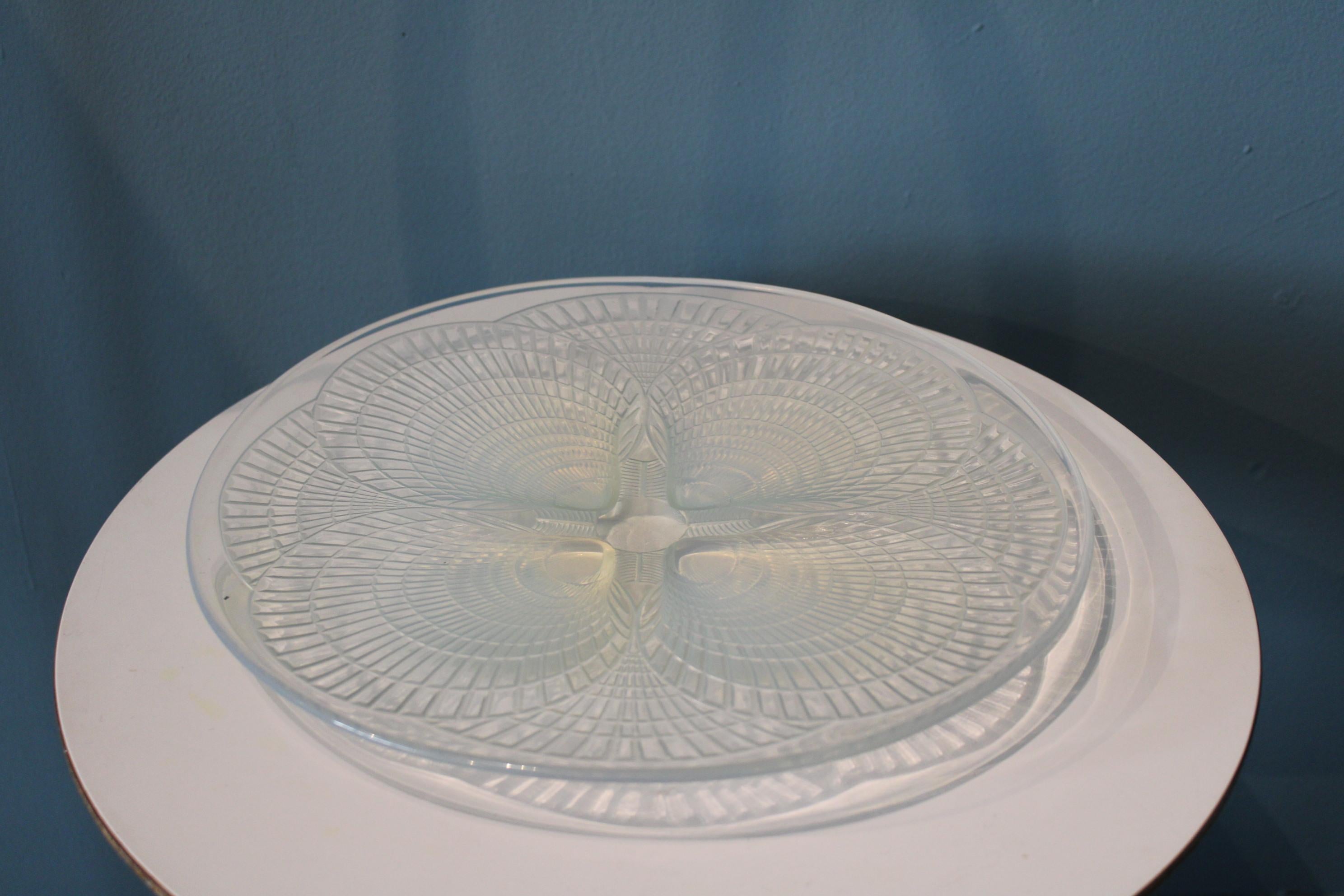 Plate with scallops, by René Lalique (1860-1945)
Signed R.LALIQUE in the center of the plate.