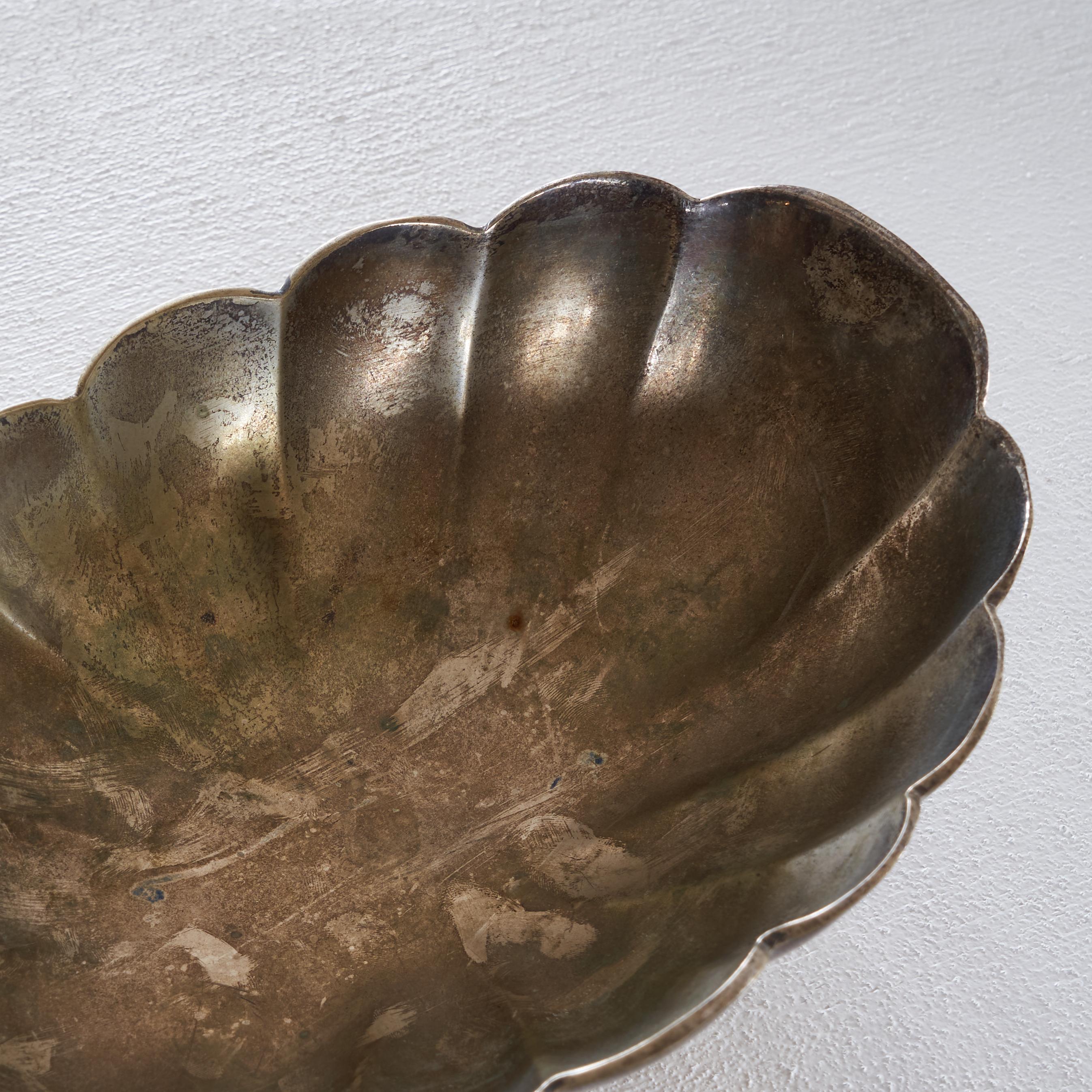 Scalopped & Patinated Bowl In Good Condition In Tilburg, NL