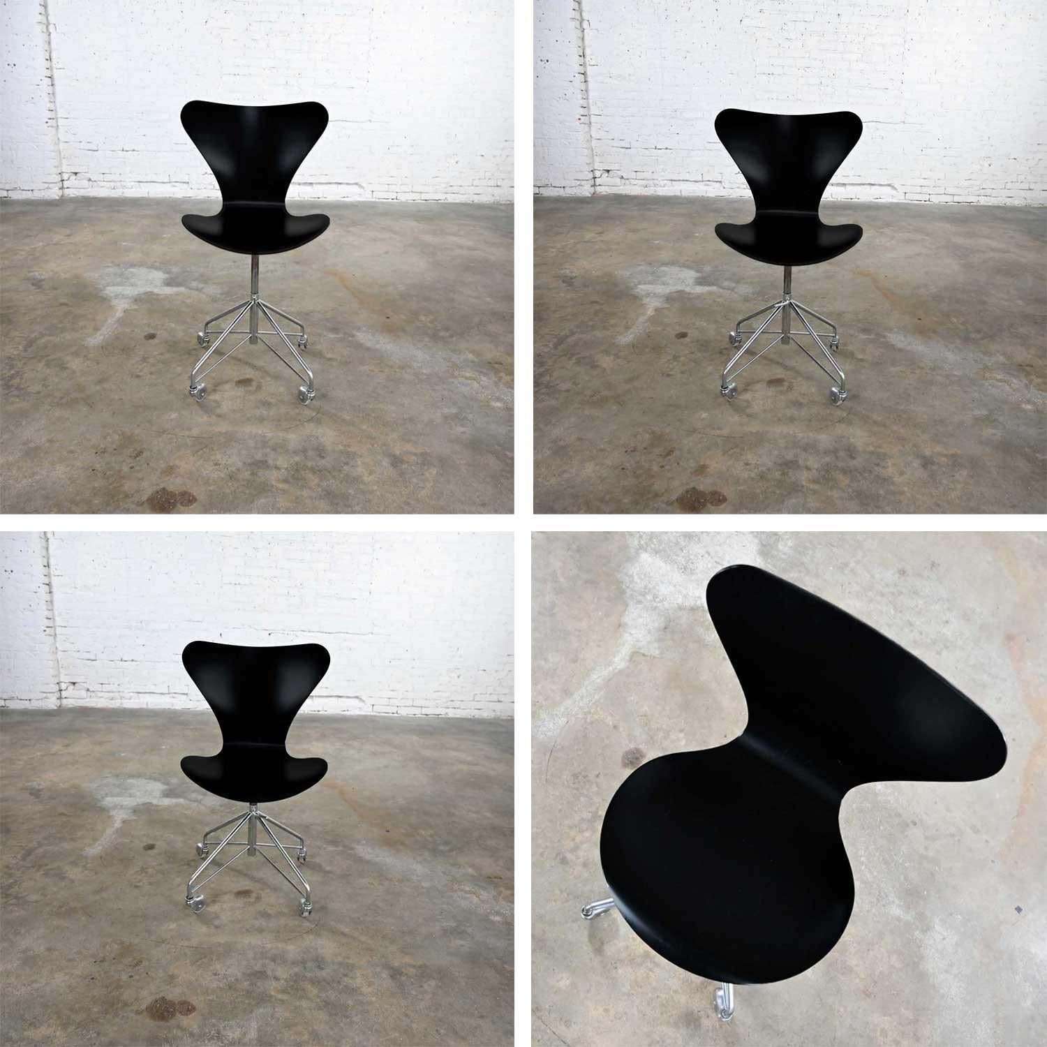 Scand Modern Arne Jacobsen Series 7 Black & Chrome Office Chair by Fritz Hansen For Sale 5
