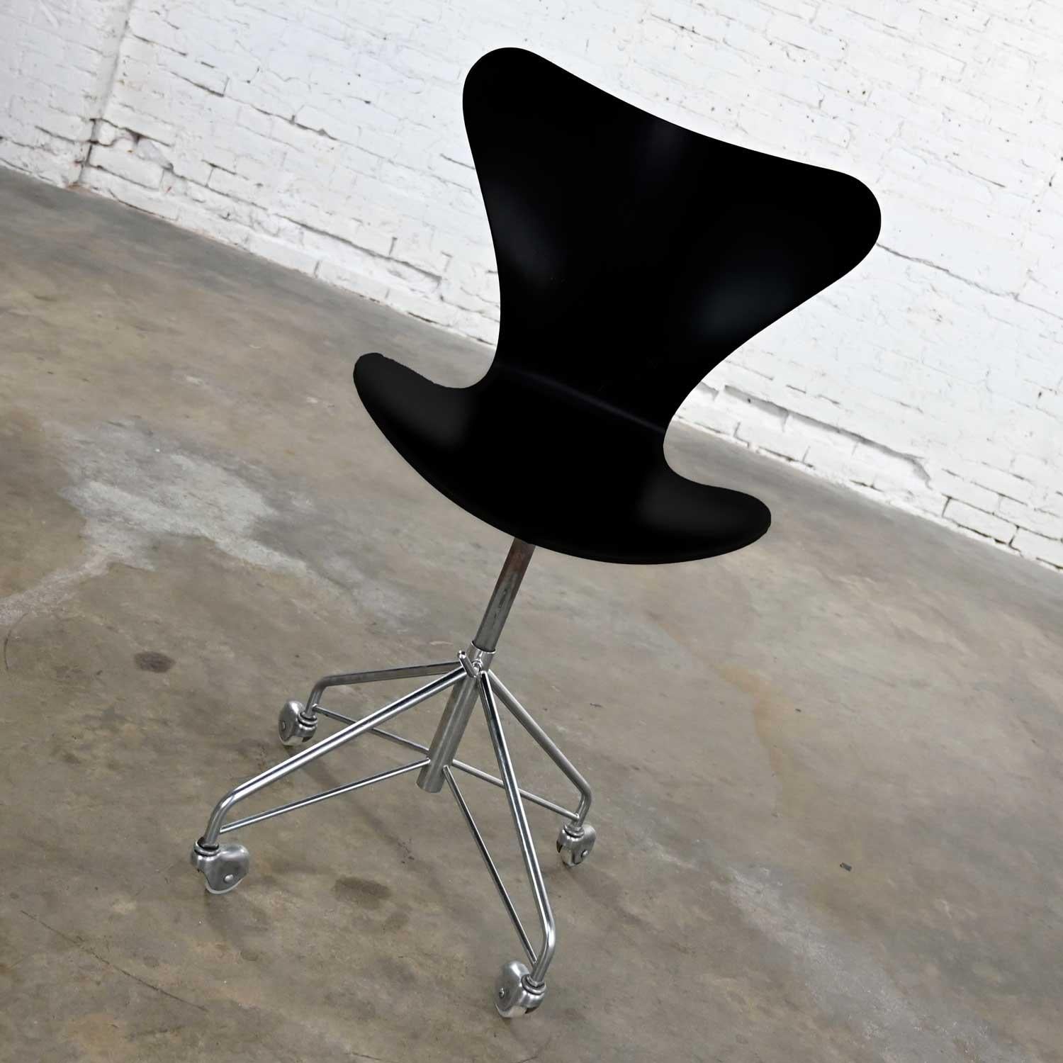 Beau fauteuil de bureau scandinave moderne Arne Jacobsen Série 7 noir et chrome conçu par Fritz Hansen. Très bon état, en gardant à l'esprit qu'il s'agit d'un produit vintage et non neuf, qui présente des signes d'utilisation et d'usure. Il y a