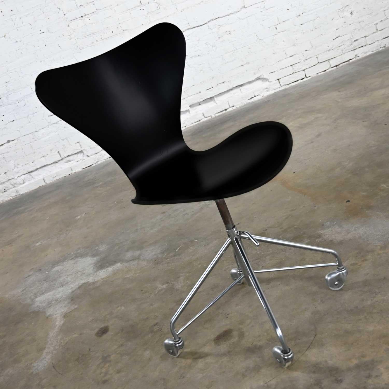 Scandinavian Modern Scand Modern Arne Jacobsen Series 7 Black & Chrome Office Chair by Fritz Hansen For Sale