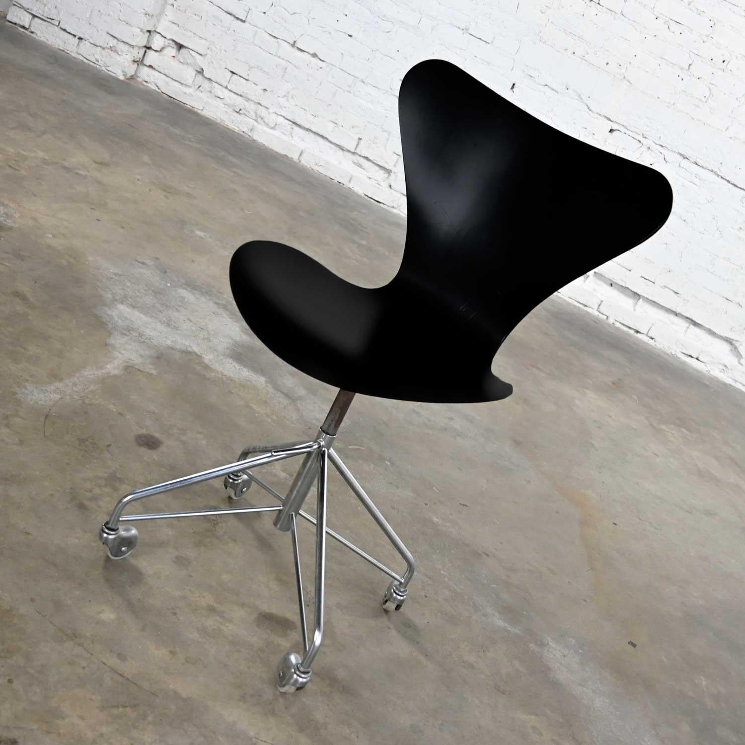 Danish Scand Modern Arne Jacobsen Series 7 Black & Chrome Office Chair by Fritz Hansen For Sale