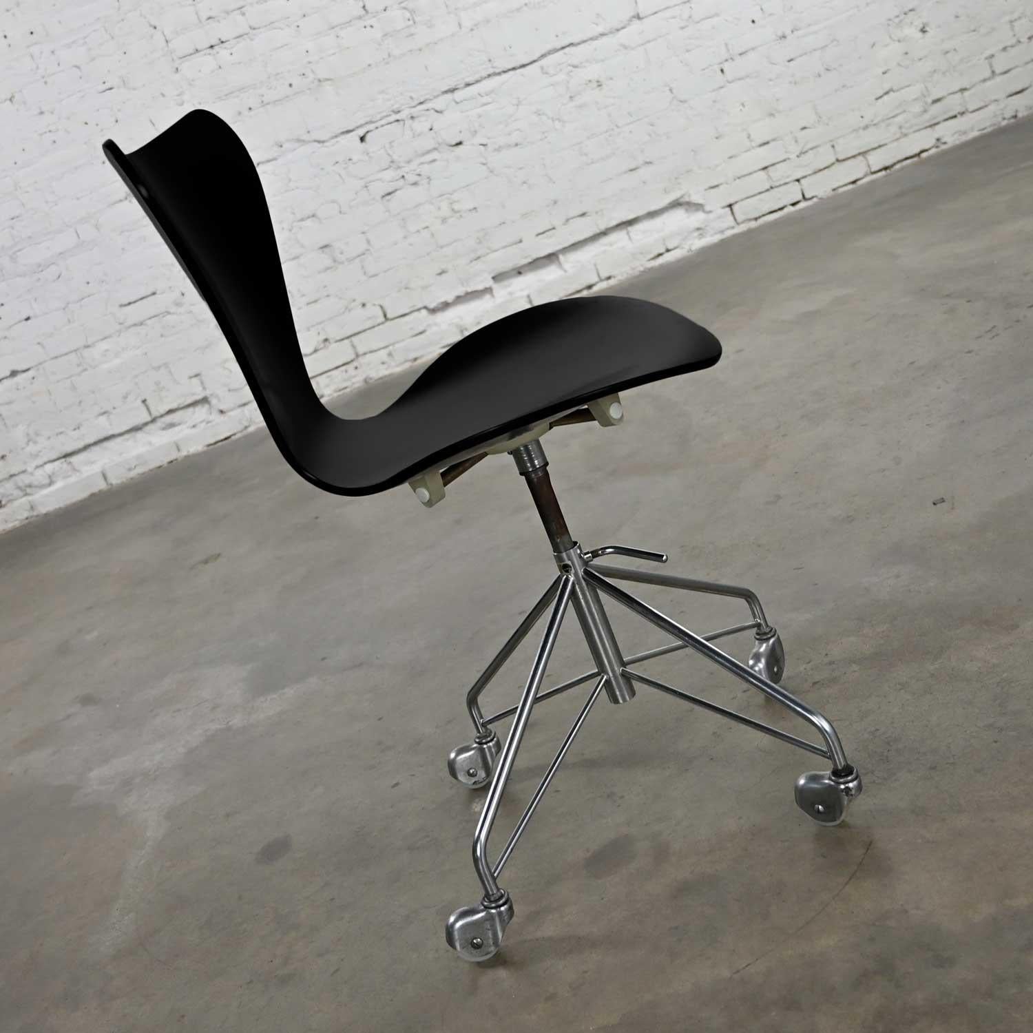 Scand Modern Arne Jacobsen Series 7 Black & Chrome Office Chair by Fritz Hansen In Good Condition For Sale In Topeka, KS