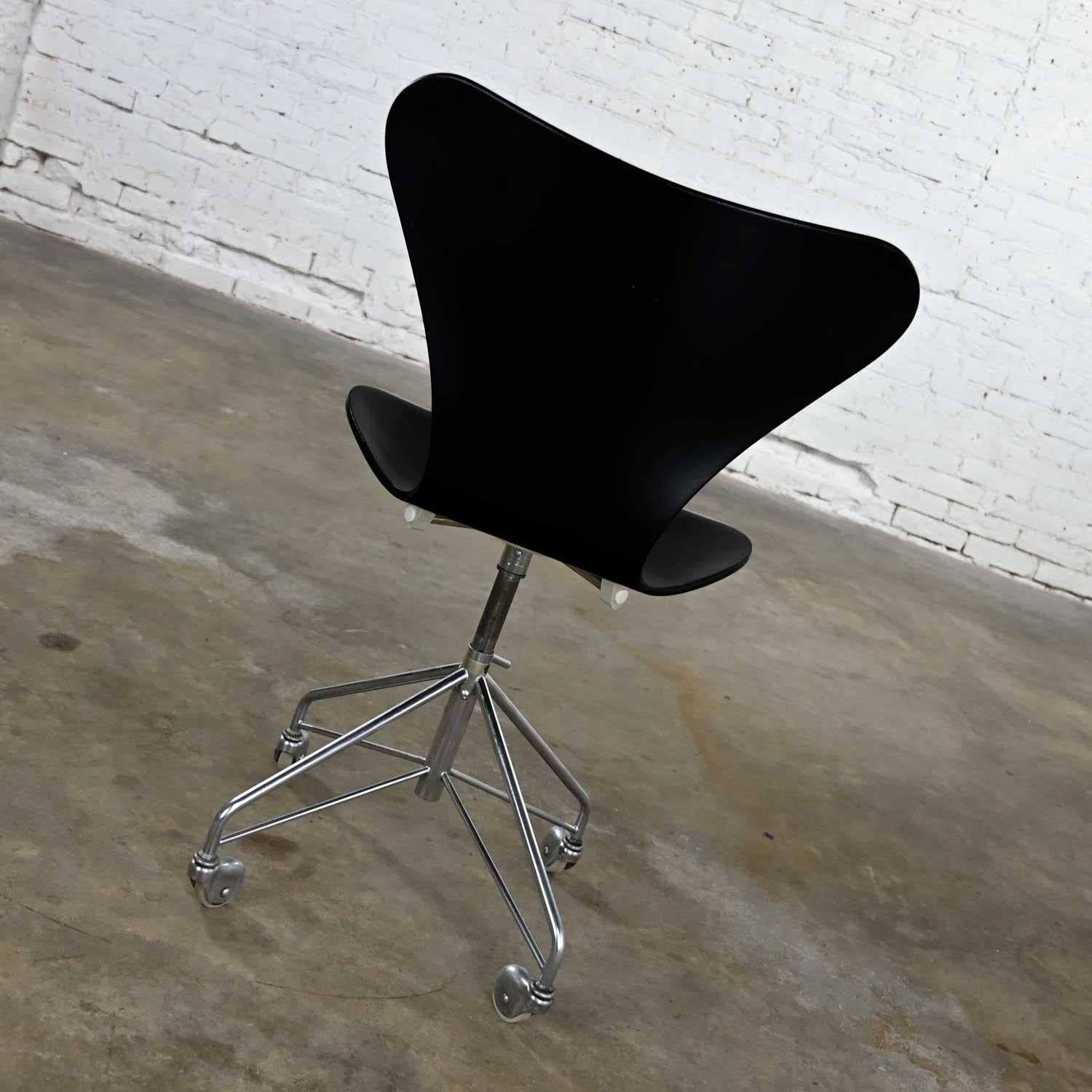 20ième siècle Chaise de bureau moderne scandinave Arne Jacobsen Series 7 noire et chromée de Fritz Hansen en vente