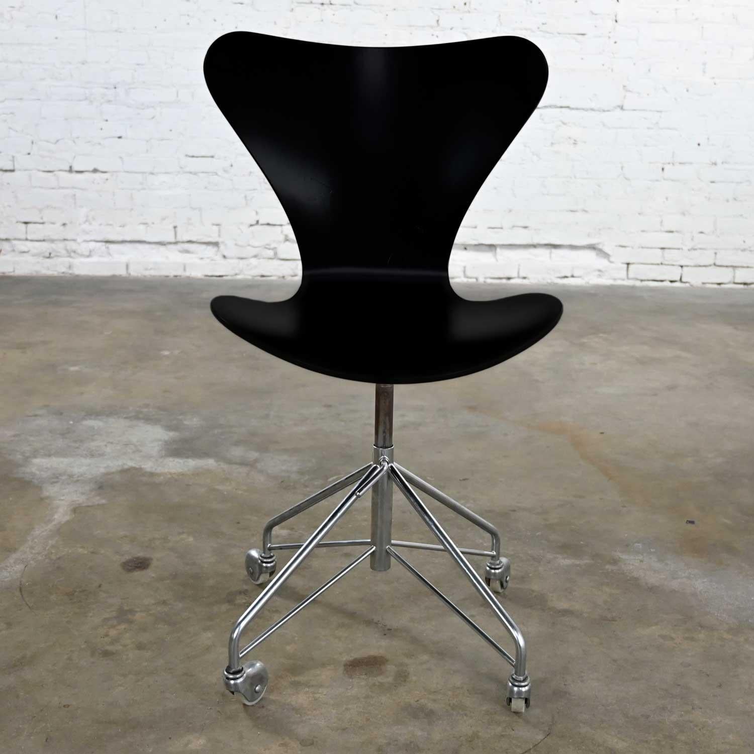 Scand Modern Arne Jacobsen Series 7 Black & Chrome Office Chair by Fritz Hansen For Sale 1