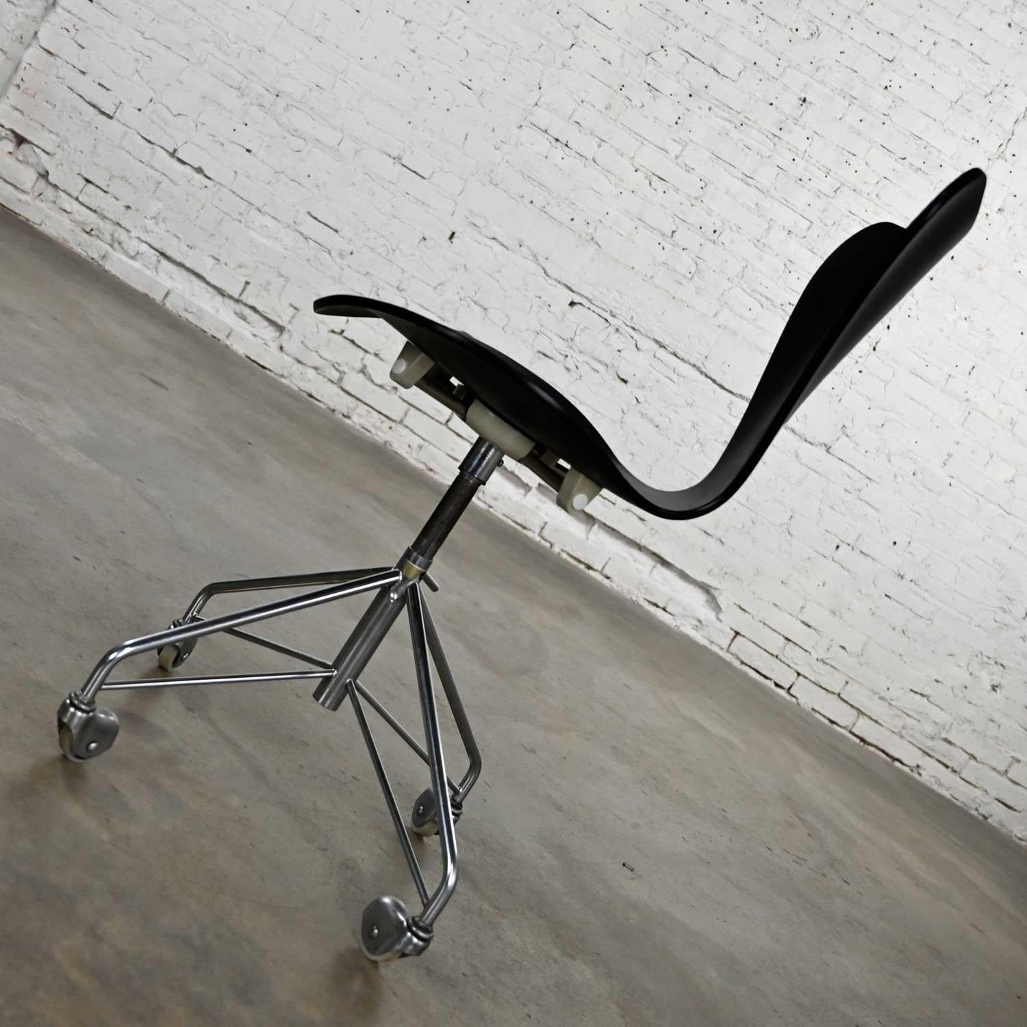 Scand Modern Arne Jacobsen Series 7 Black & Chrome Office Chair by Fritz Hansen For Sale 2