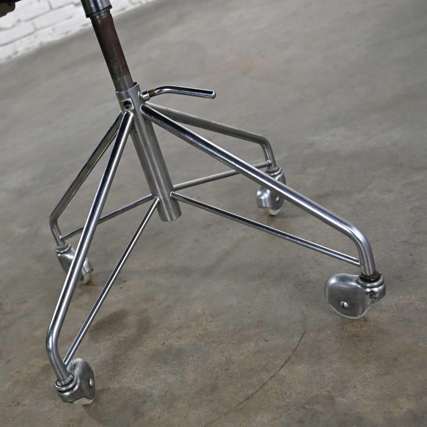 Scand Modern Arne Jacobsen Series 7 Black & Chrome Office Chair by Fritz Hansen For Sale 3