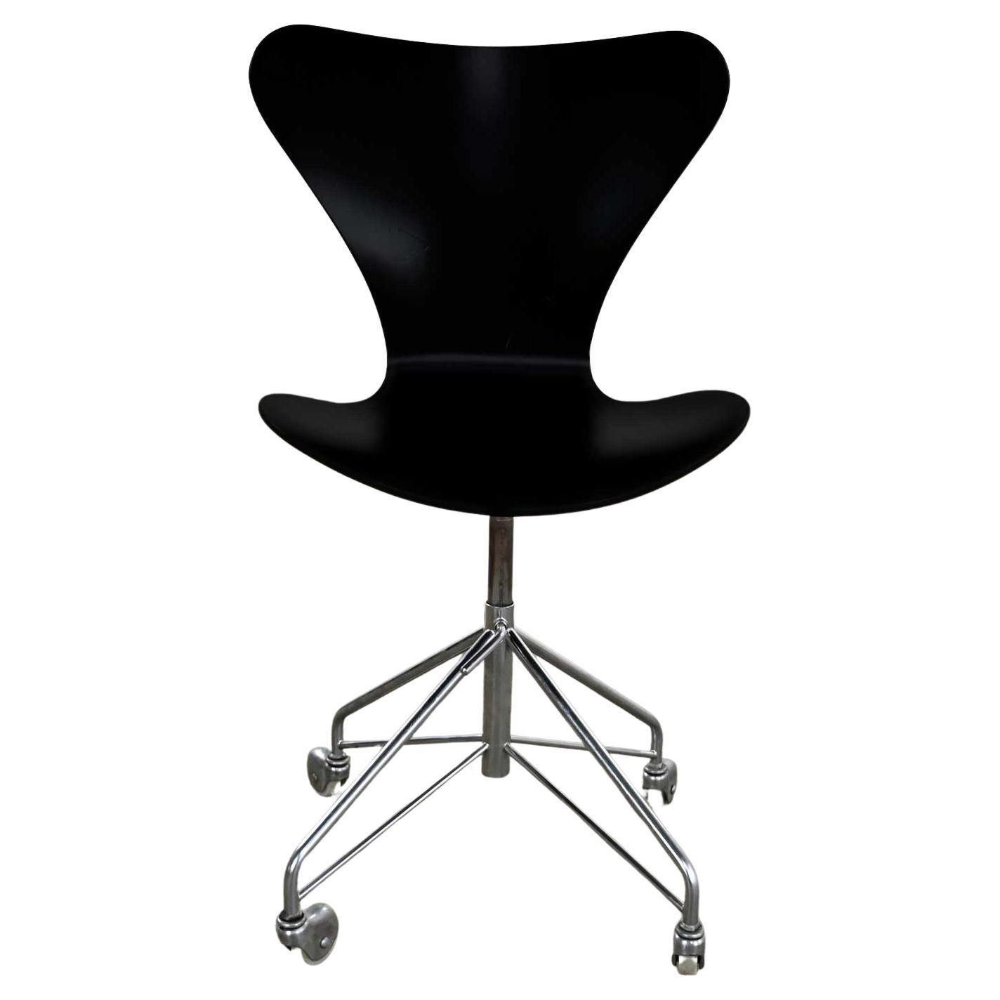 Scand Modern Arne Jacobsen Series 7 Black & Chrome Office Chair by Fritz Hansen For Sale