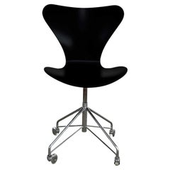 Scand Modern Arne Jacobsen Series 7 Black & Chrome Office Chair by Fritz Hansen