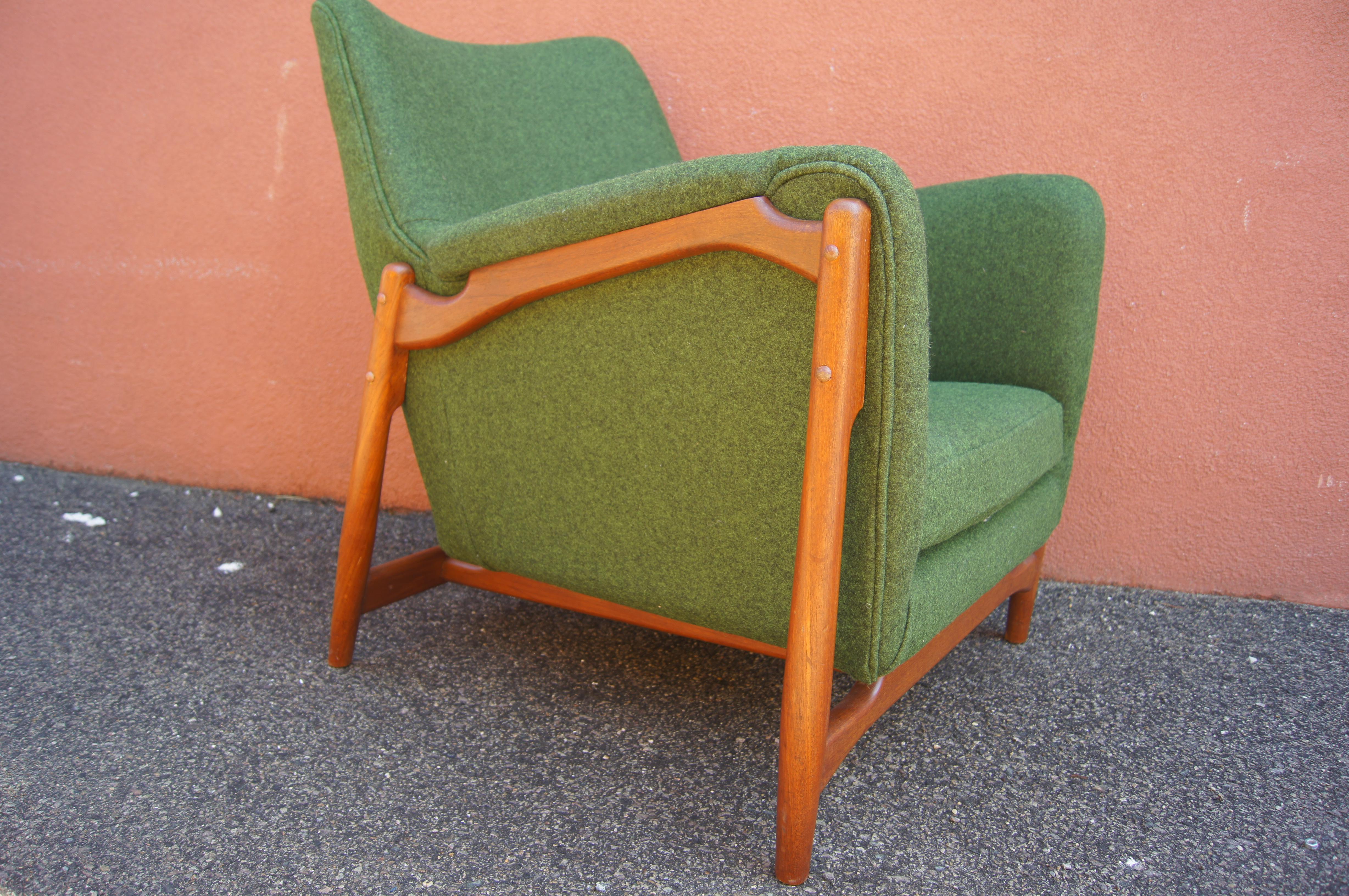 In this striking Scandinavian Modern lounge chair a solid walnut frame holds a deeply comfortable high-armed seat newly reupholstered in Maharam's Divina Melange by Kvadrat in Forest Green.