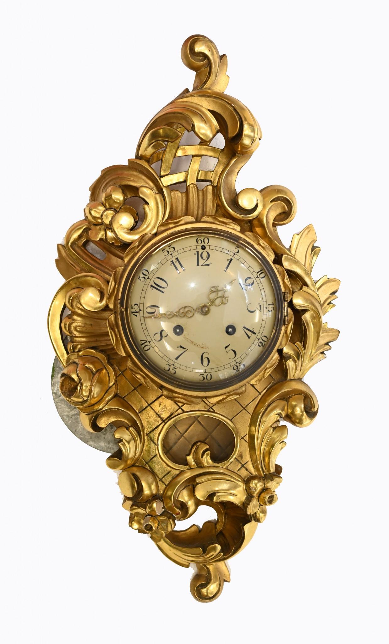 Scandanische Wanduhr Antike geschnitzte Rokoko-Uhren aus vergoldetem Holz (Frühes 20. Jahrhundert) im Angebot