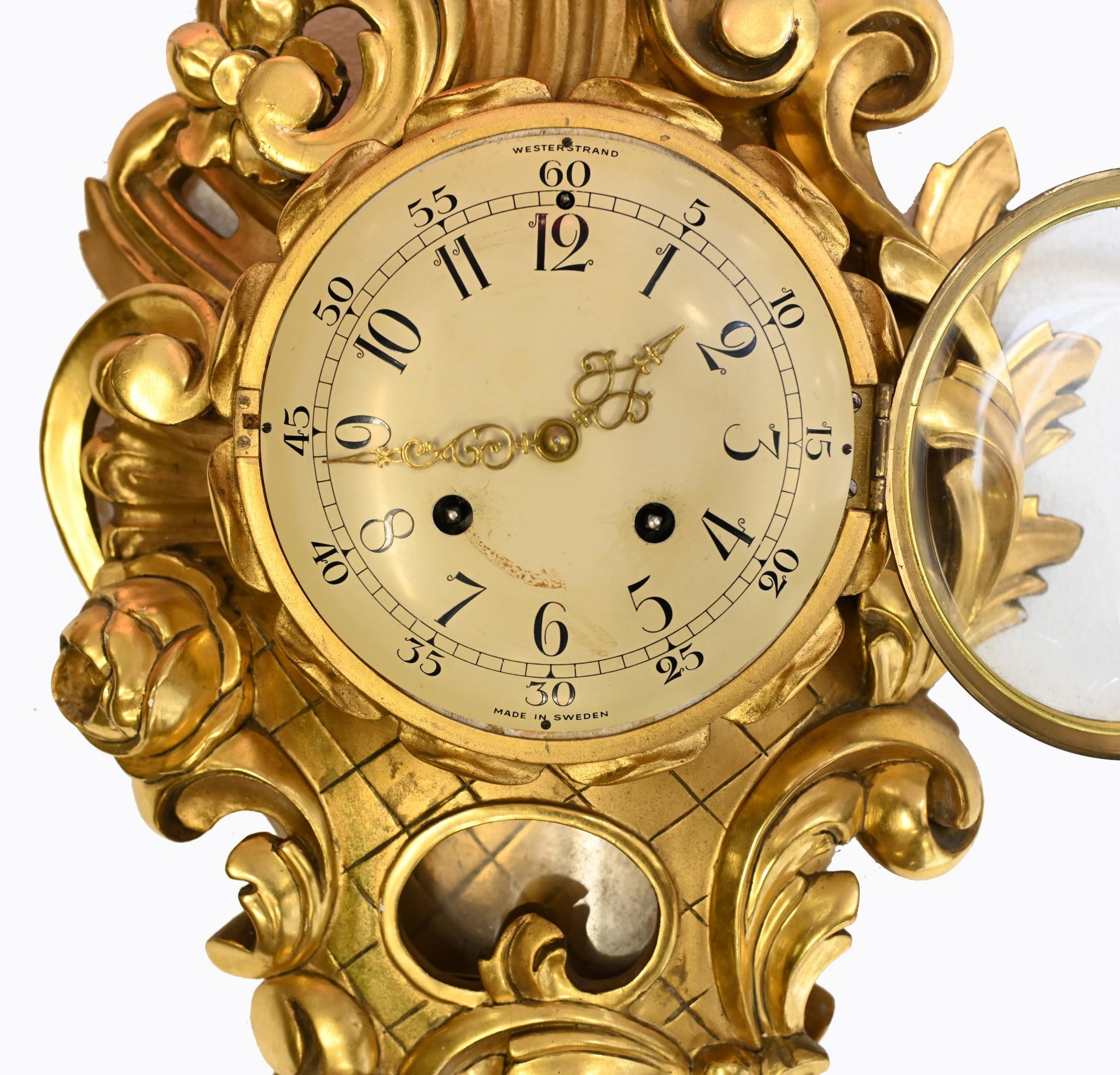 Scandanische Wanduhr Antike geschnitzte Rokoko-Uhren aus vergoldetem Holz (Vergoldetes Holz) im Angebot