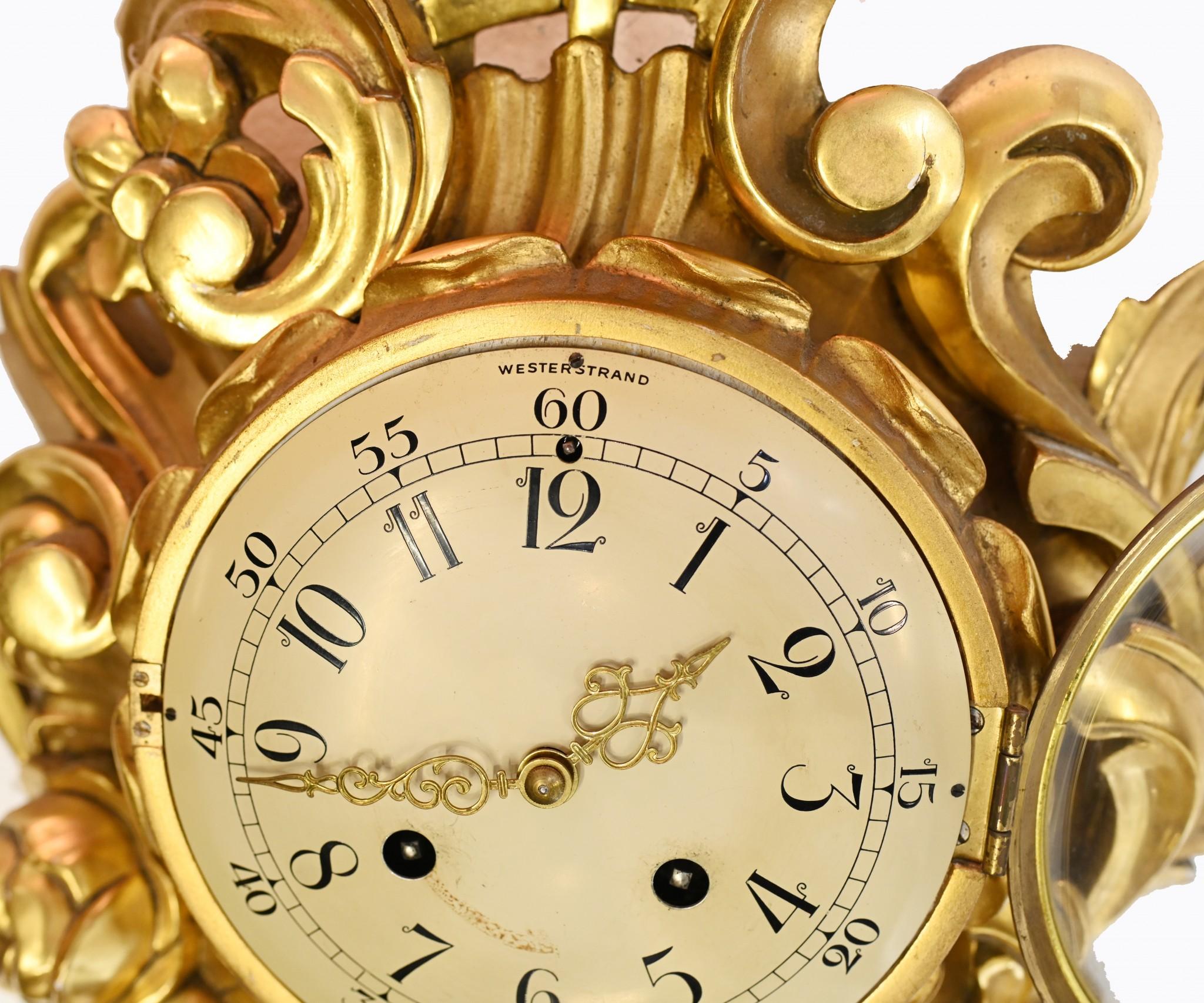 Scandanische Wanduhr Antike geschnitzte Rokoko-Uhren aus vergoldetem Holz im Angebot 1