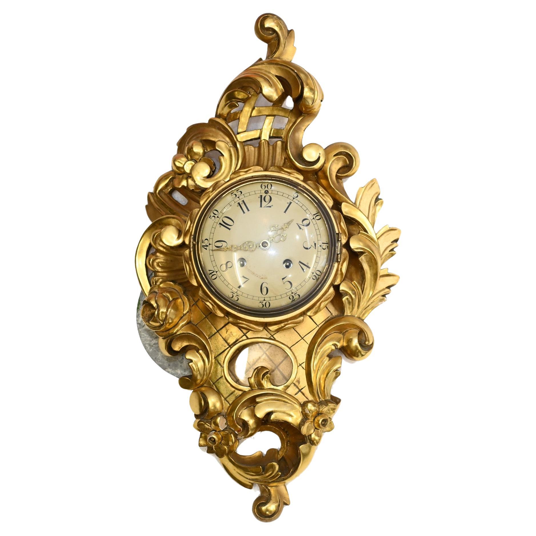 Scandanische Wanduhr Antike geschnitzte Rokoko-Uhren aus vergoldetem Holz im Angebot