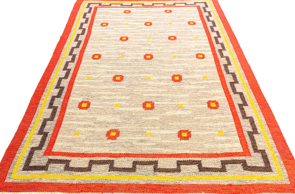 Invigorate your home space with this Scandi Rug Swedish Rollakan! This simple yet eye-catching Scandinavian design features a soft color palette, and is crafted using traditional flat weaving techniques. It's the perfect way to infuse warmth and