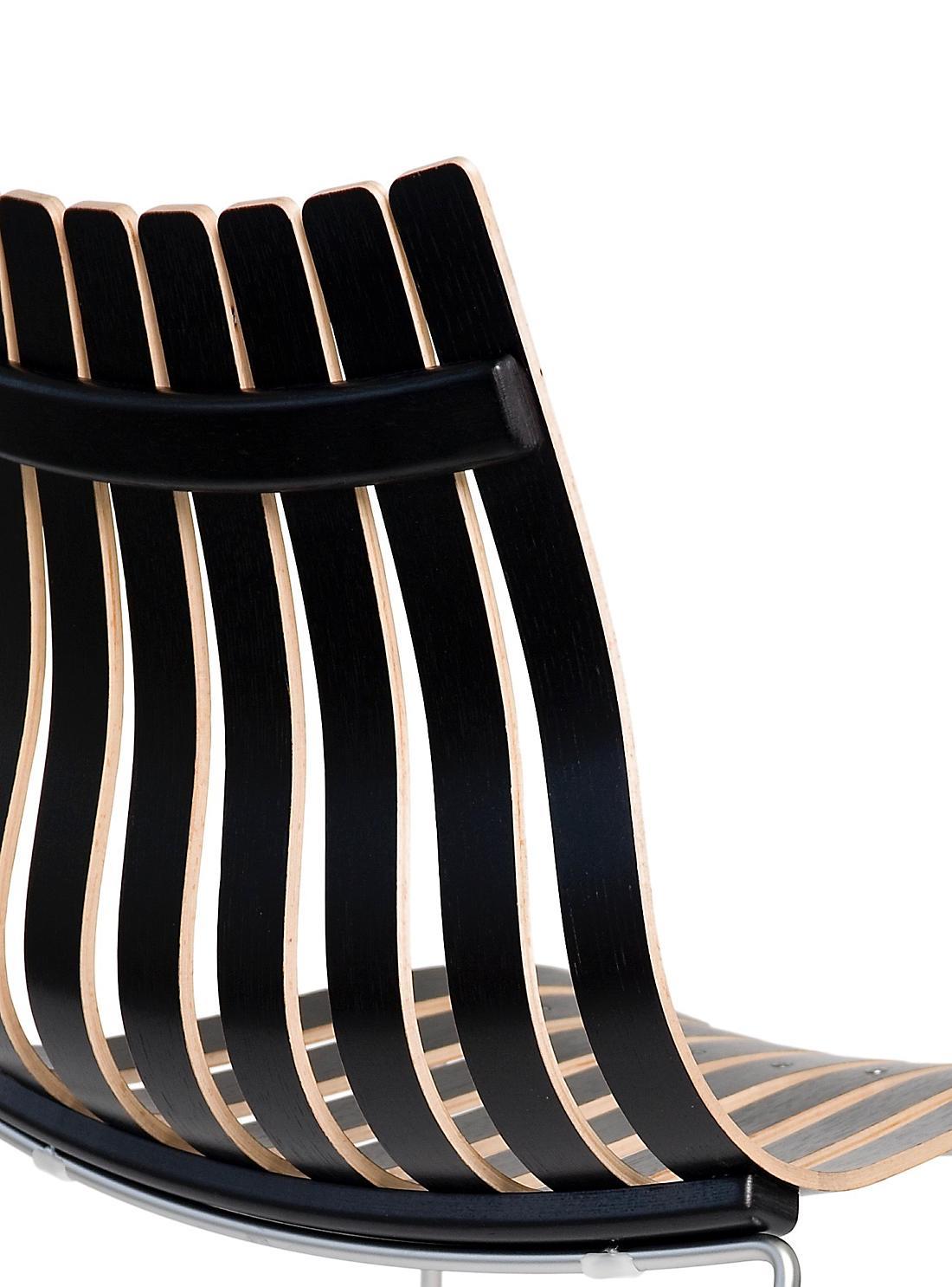 Scandia Prince / Sedia da pranzo impilabile
da Hans Brattrud

La Scandia Collection di Hans Brattrud è uno dei punti di forza del design norvegese e scandinavo. Sedia da pranzo in rovere o noce laccato laminato, impiallacciato completamente colorato