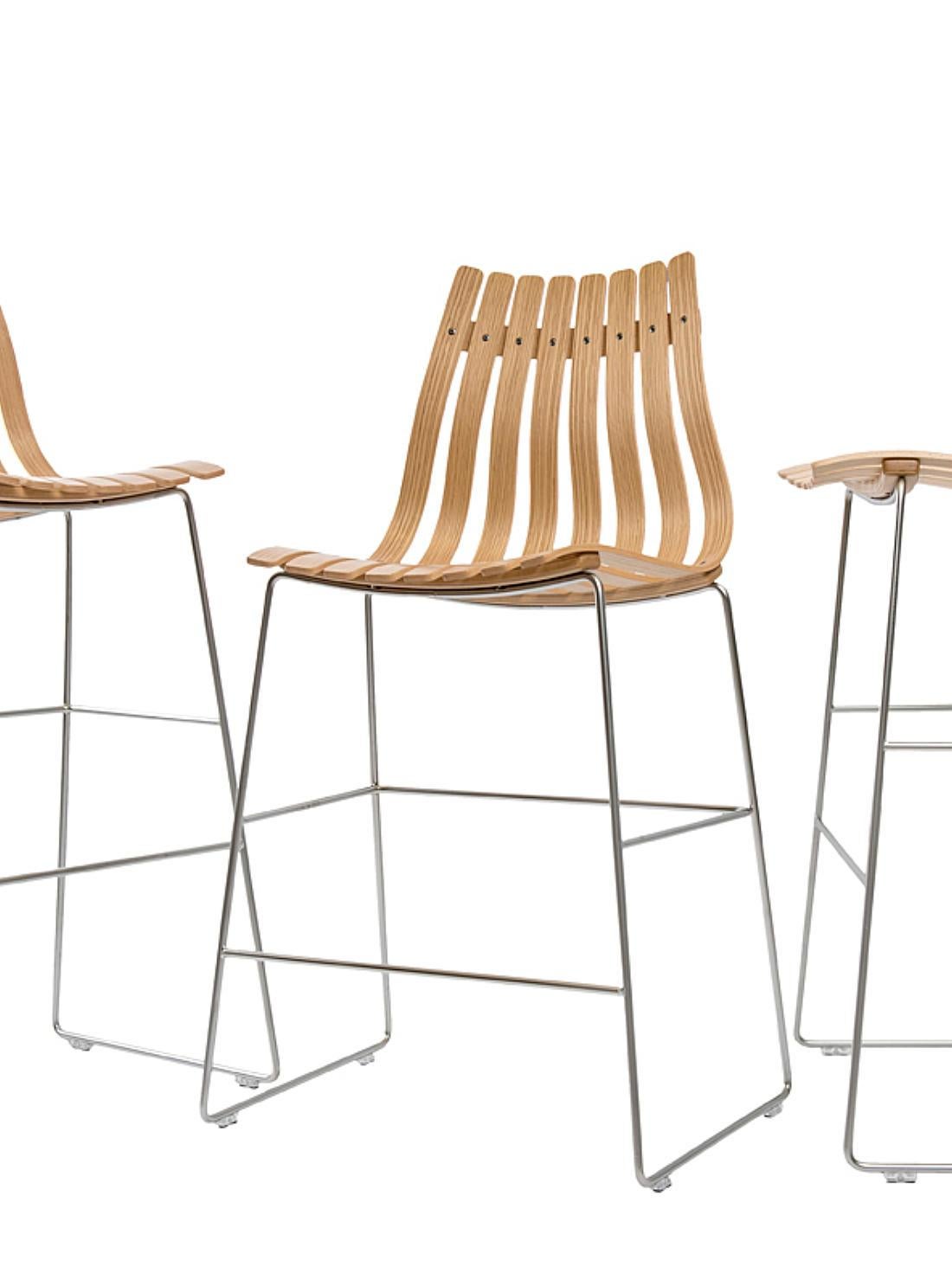 Scandia / Sgabello da cucina
da Hans Brattrud

Lo schienale alto ti fa stare seduto al bar per ore.
Sgabello da bar in noce americano o oak americano laminato. Con base a bulloni in acciaio cromato satinato. Lo sgabello Scandia Bar è stato