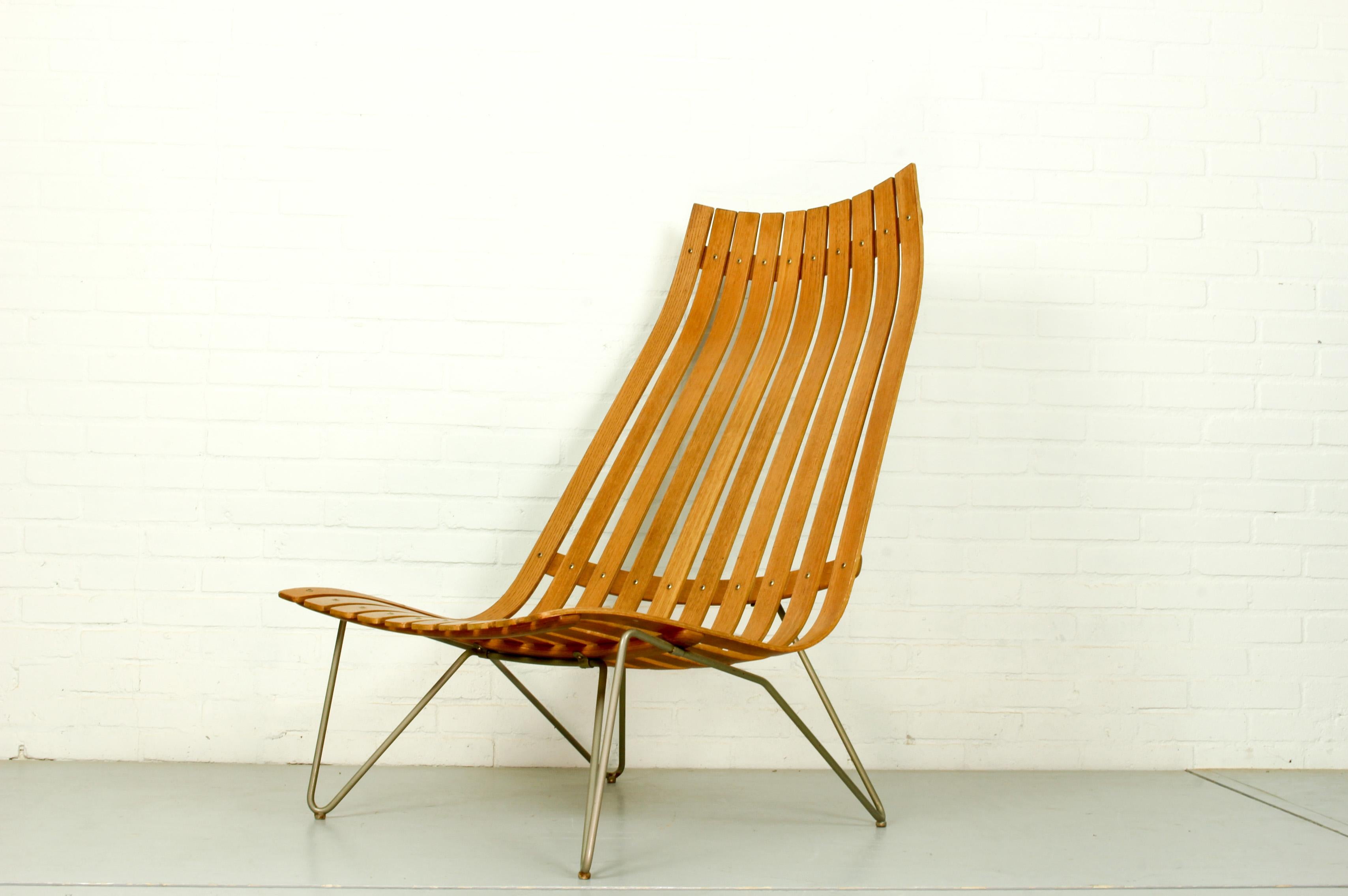 Beautiful sculptural lounge chair designed by Hans Brattrud and manufactured by Hove Mobler, Norway 1957. The seating is composed with several plywood veneered slats finished with a teak fineer. The base is made from nickel-plated steel. This chair