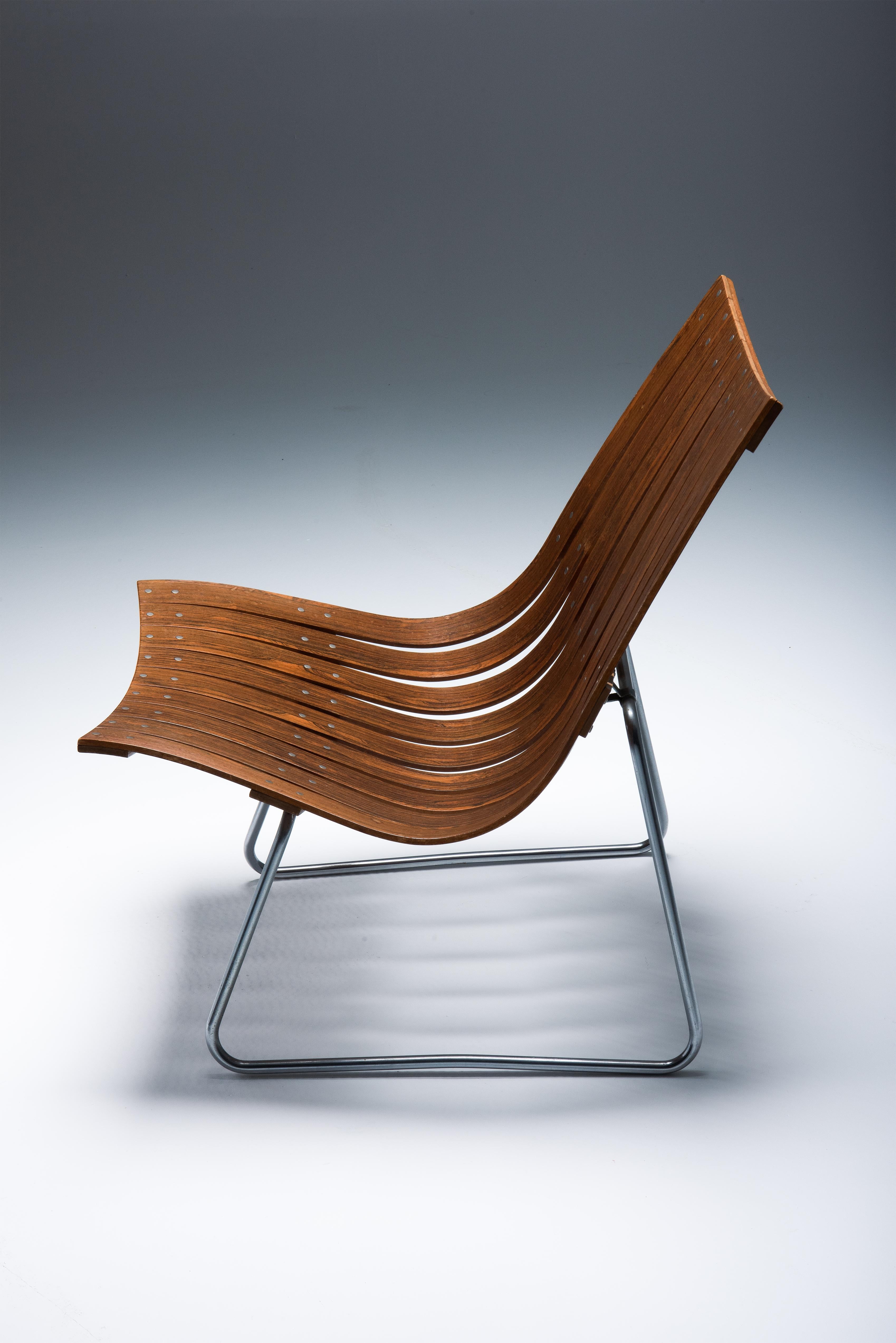 Easy chair 'Scandia' designed in 1957 by Hans Brattrud for Hove Møbler, Norway. A rare lounge chair with a low back and this unusual cantilever frame. Only a few are known in this version. Made of moulded laminated rosewood slats with a chromed