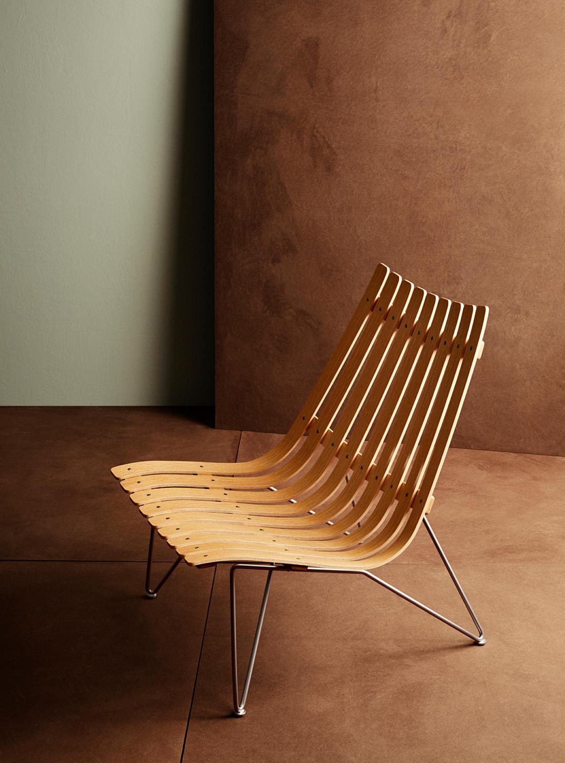 Scandia Nett Bolt / Lounge Chair
da Hans Brattrud

Sedia da salotto in rovere o noce laccato laminato, impiallacciato completamente colorato o con bordi chiari. Base girevole cromata satinata o nera.

Prodotto in Norvegia.

Dimensioni: Pollici (D. x