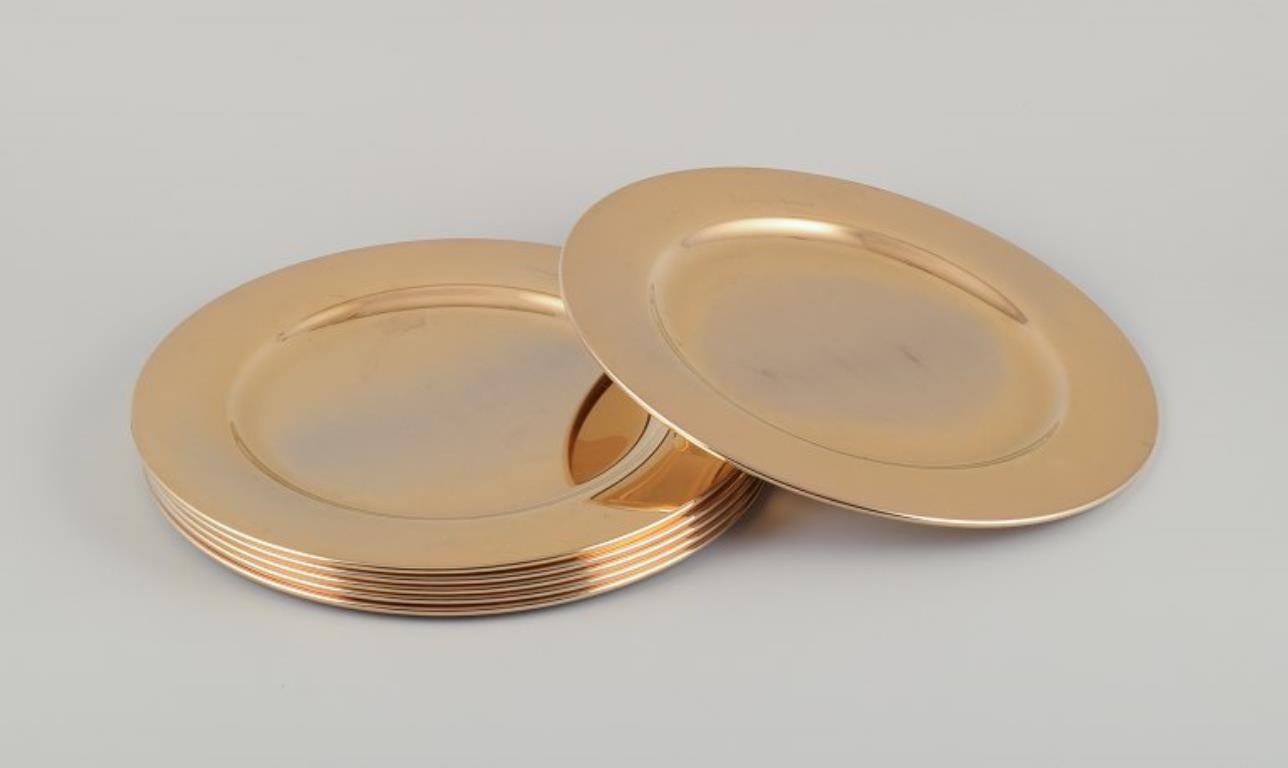 Scandia Present, Suède. Un ensemble de six plaques de recouvrement en laiton.
En excellent état avec des signes minimes d'utilisation.
1980s.
Label.
Dimensions : D 27,5 cm.
Convient aux assiettes d'un diamètre de 17,5 cm.