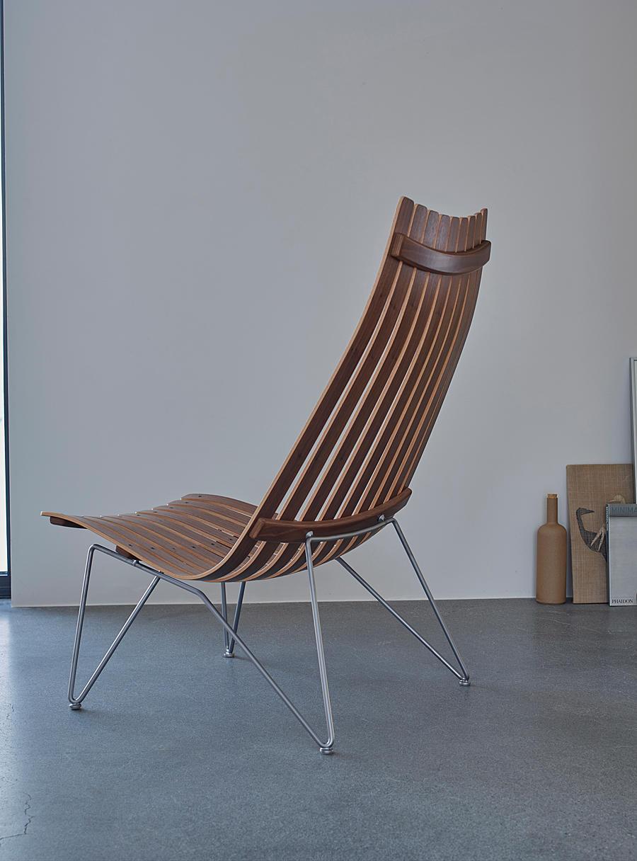 Scandia Senior Vipp / Sillón
por Hans Brattrud

Sillón de roble o nogal laminado lacado, chapado totalmente de color o con bordes claros. Base de tornillo cromada satinada o negra. El reposacabezas y otros accesorios se compran por