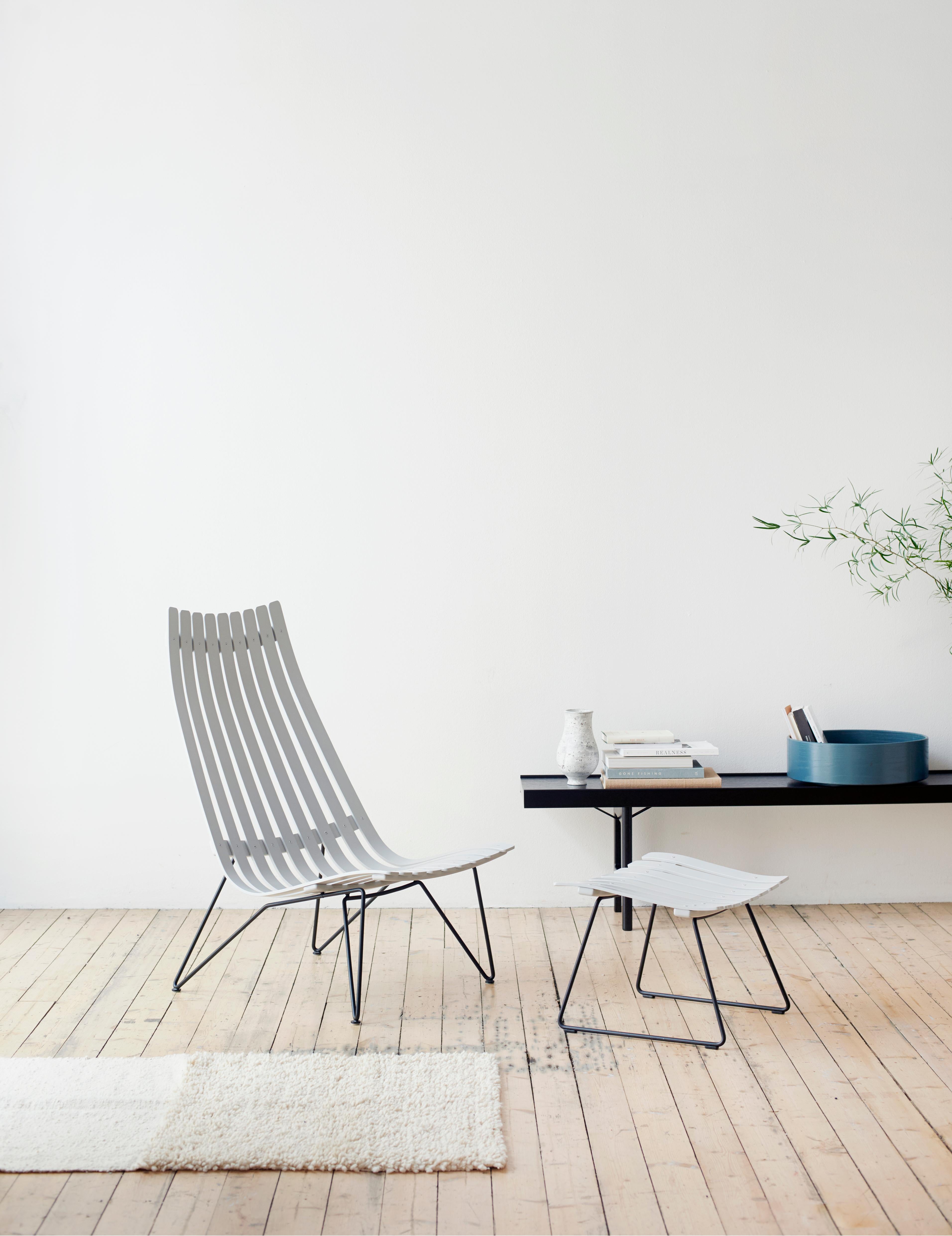 Scandia Senior Bolt lounge chair. New edition. Variation of the Scandia Nett armchair created in 1959 by designer Hans Brattrud and of the Scandia junior chair, the Scandia Senior swivel lounge armchair is characteristic of Scandinavian design with