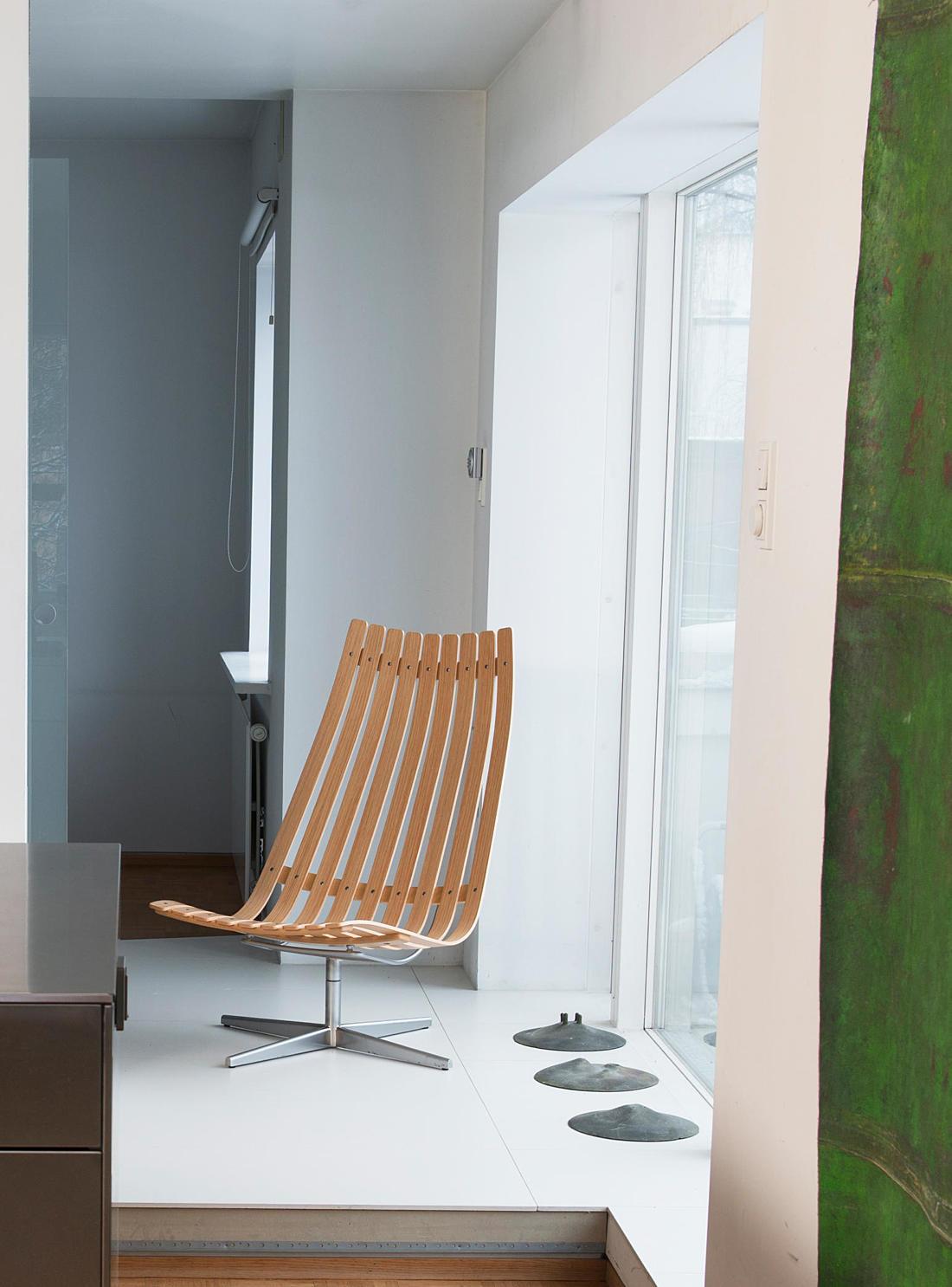 Scandia Senior Vipp / Easy Chair
by Hans Brattrud

Easy chair in laminated lacquered oak or walnut, fully coloured veneer or with light edges. Satin chrome or black swivel base with tilt. Headrest and other accessories bought separatly.

Made in