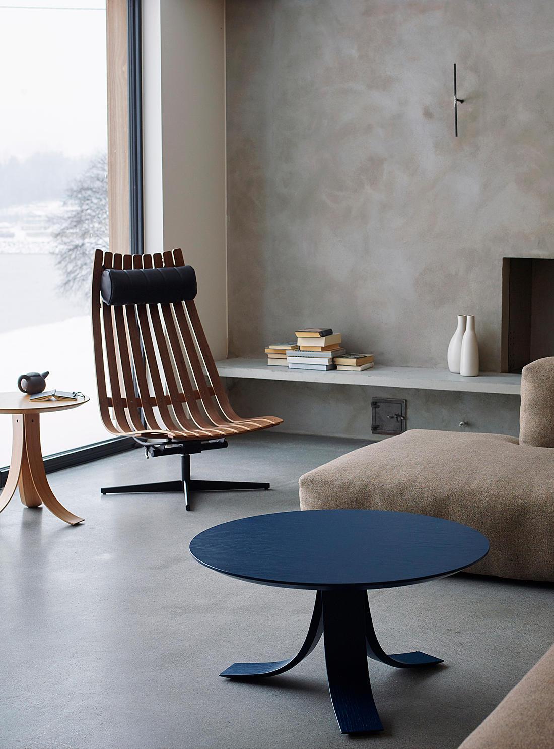 Scandia Senior Vipp / Easy Chair
by Hans Brattrud

Easy chair in laminated lacquered oak or walnut, fully coloured veneer or with light edges. Satin chrome or black swivel base with tilt. Headrest and other accessories bought separatly.

Made in