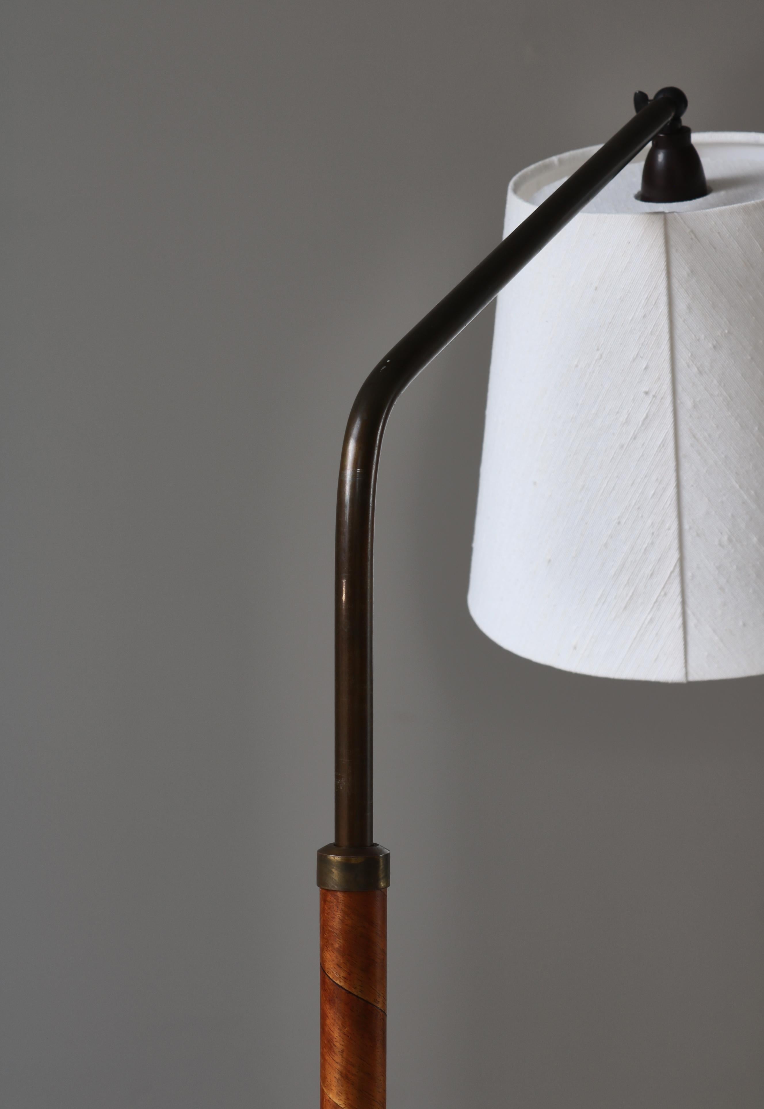 Scandianvian Art Deco Floor Lamp in Brass & Birch Veneer, Denmark, 1930s For Sale 8