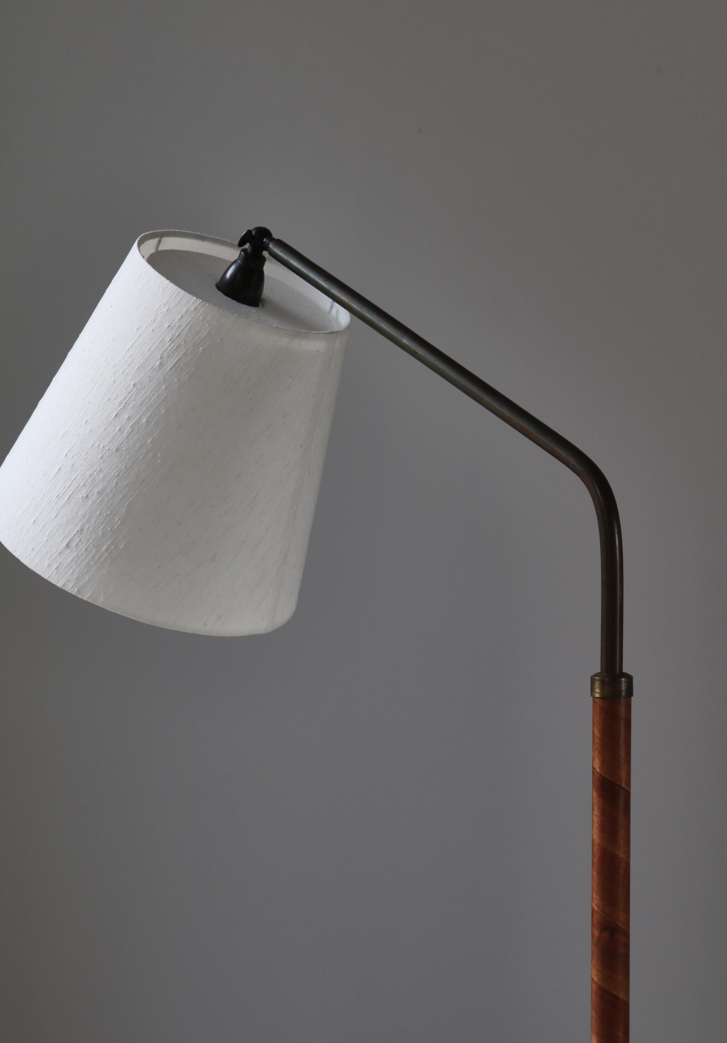 Scandianvian Art Deco Floor Lamp in Brass & Birch Veneer, Denmark, 1930s For Sale 10