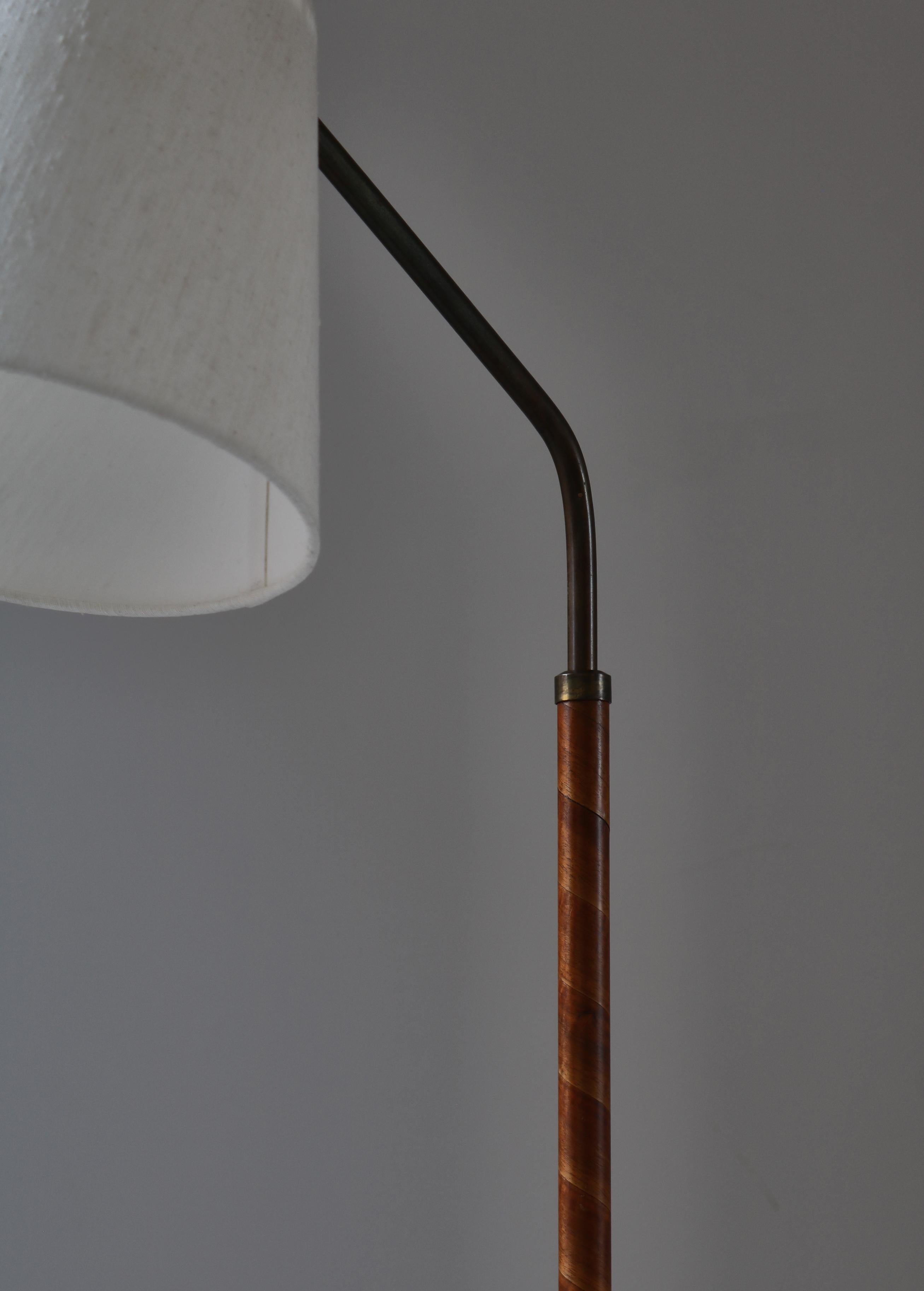 Danish Scandianvian Art Deco Floor Lamp in Brass & Birch Veneer, Denmark, 1930s For Sale